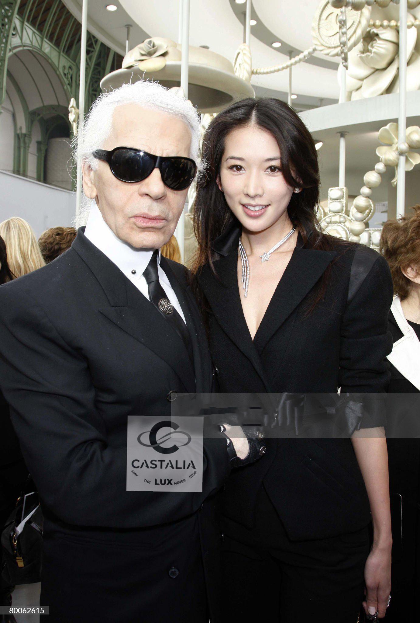 CHANEL - Parigi / LONDRA Giacca in tweed nero con fiocco
- La leggendaria collezione 2008 di Karl Lagerfeld

~  Una creazione emblematica della visione Paris / LONDON di Karl Lagerfeld, non si tratta di un semplice capo d'abbigliamento ma di un