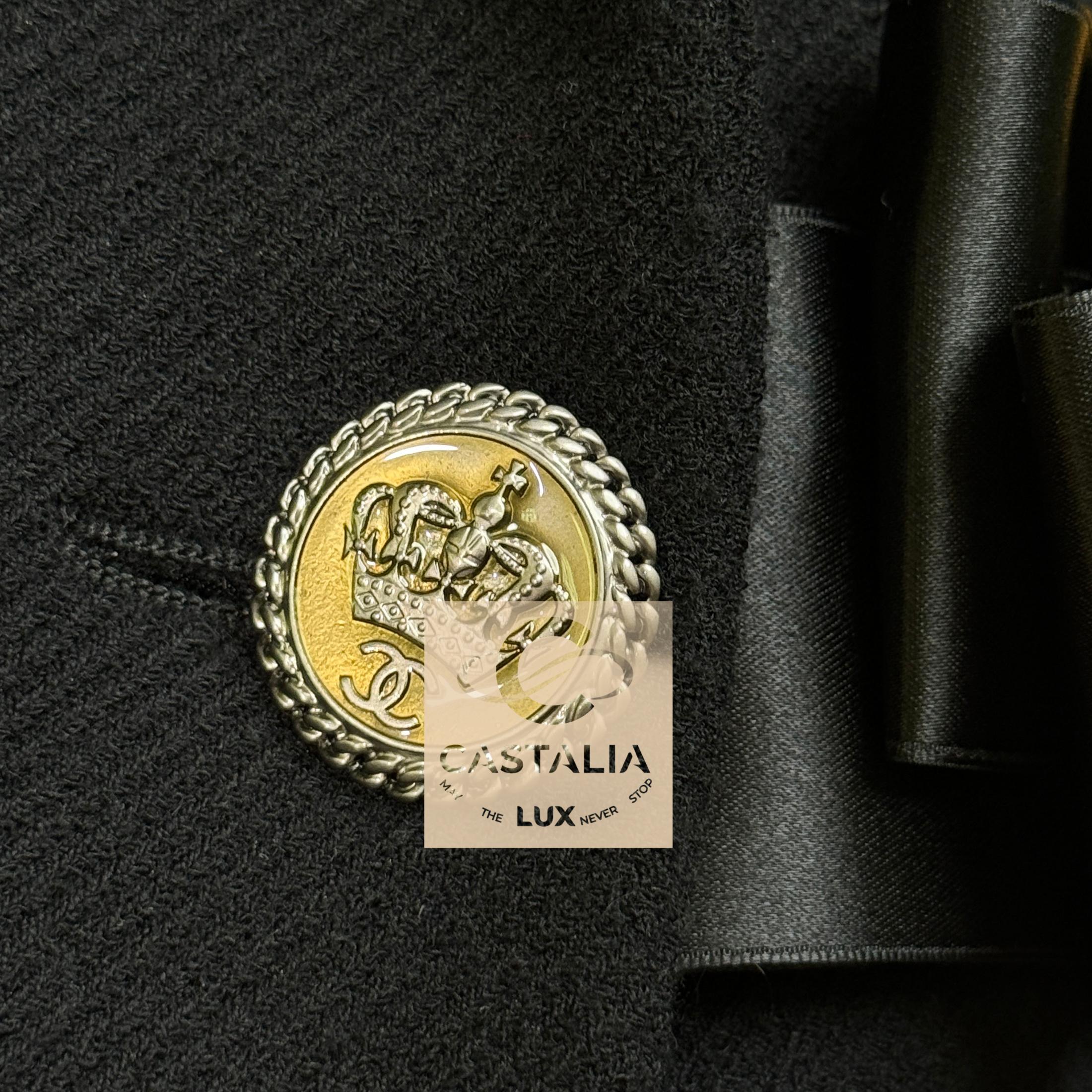 Chanel Paris / London Giacca in tweed nero con fiocco 42 FR in vendita 3