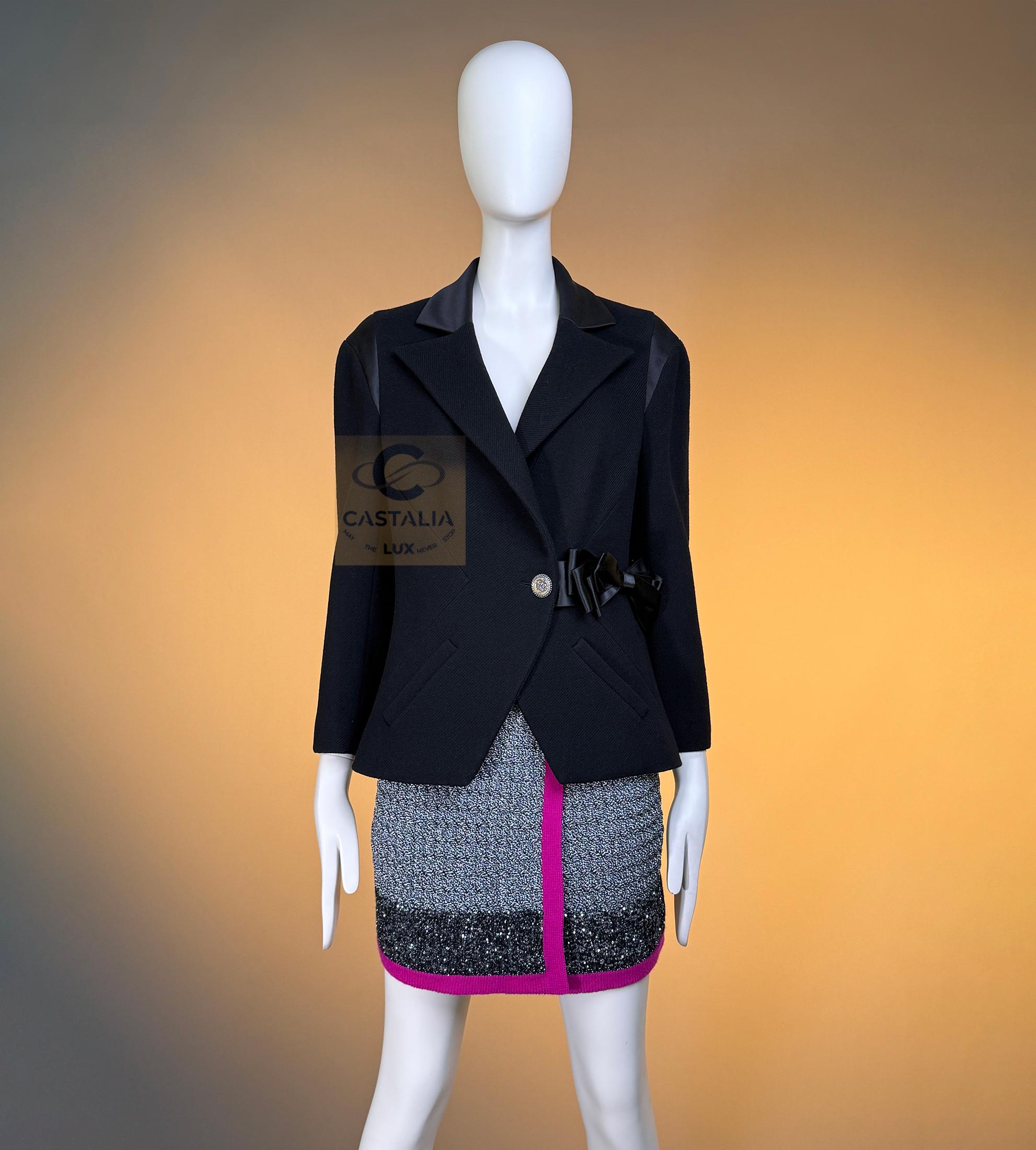 CHANEL Paris / London Giacca in tweed nero con fiocco in vendita 6