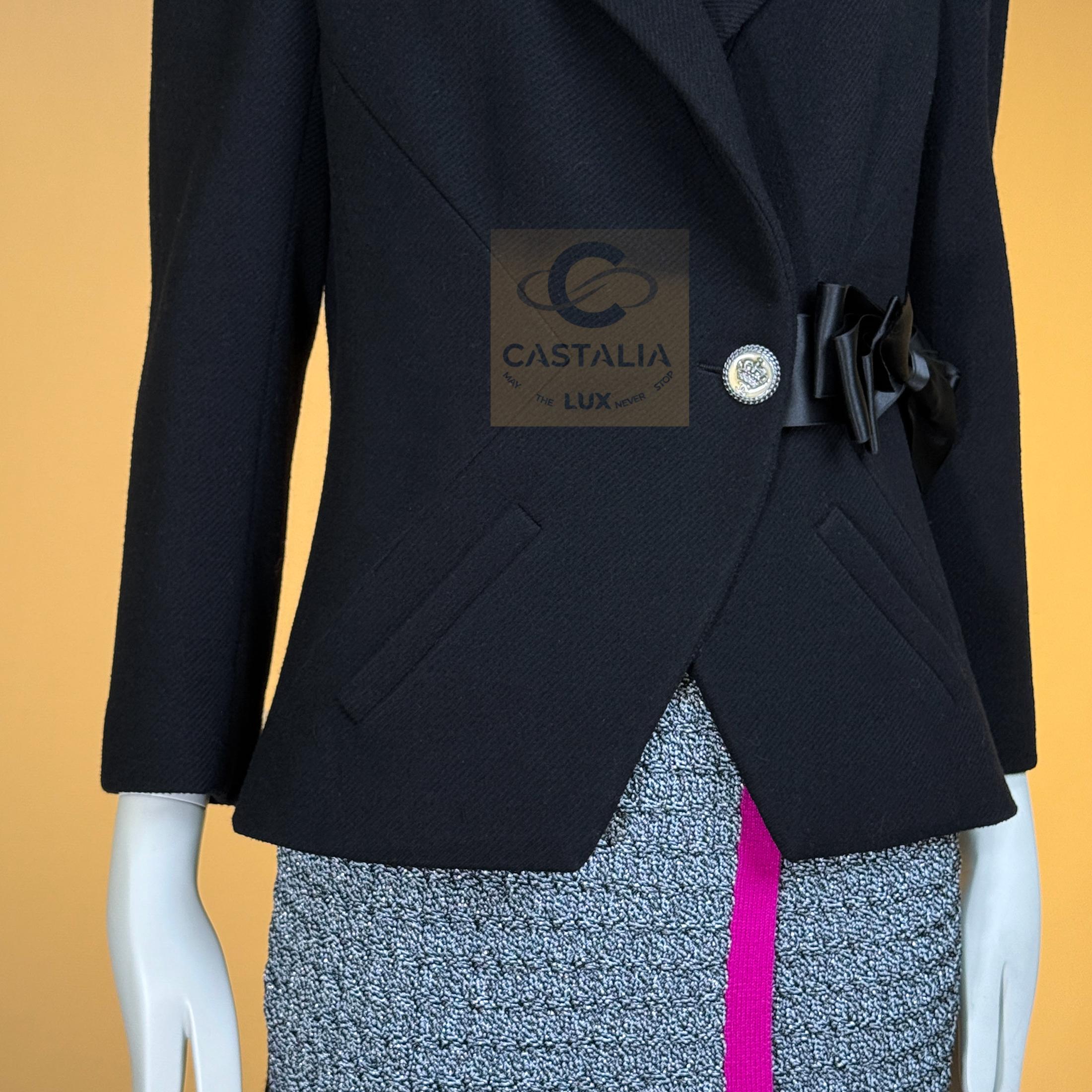 CHANEL Paris / London Giacca in tweed nero con fiocco in vendita 7