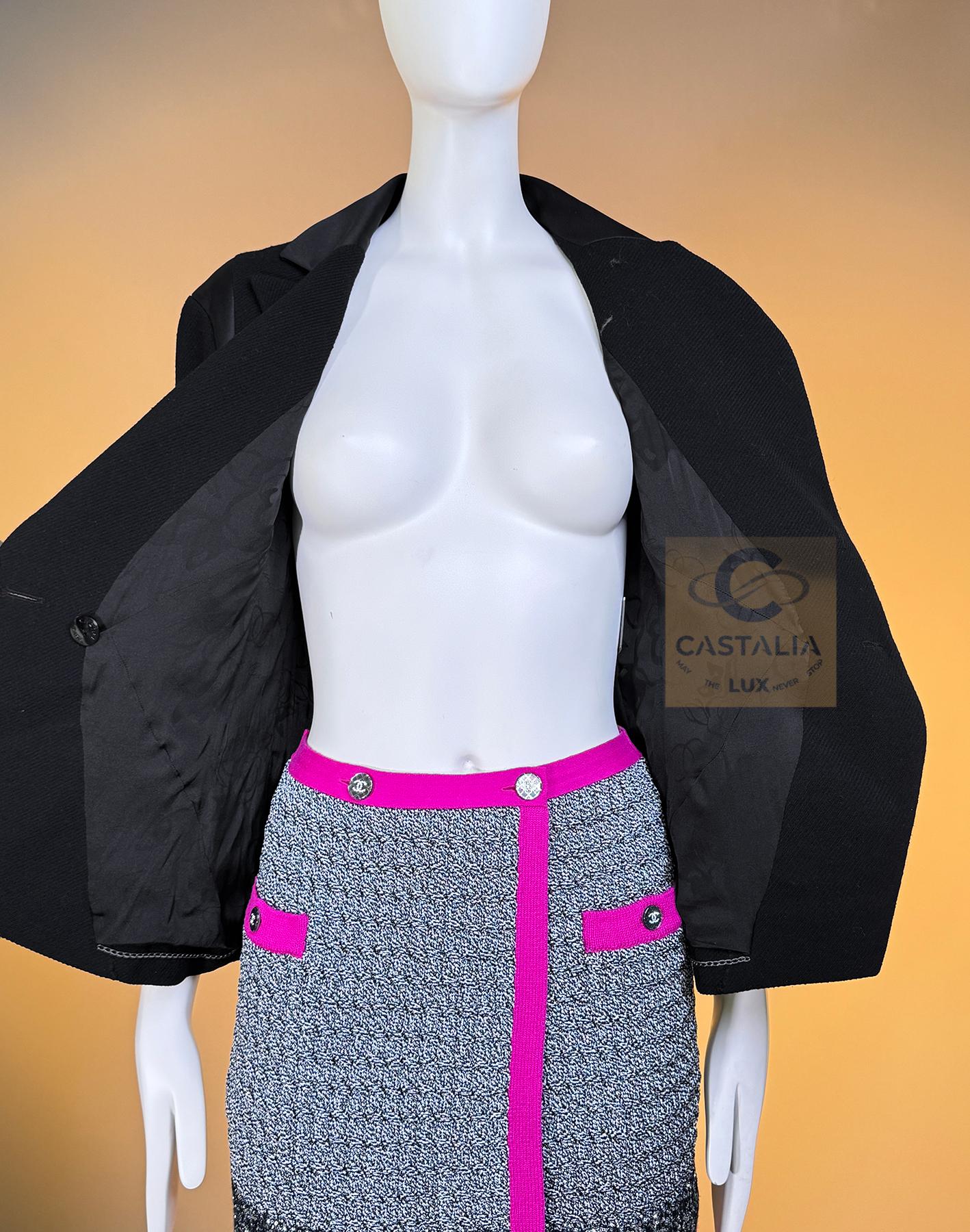 CHANEL Paris / London Giacca in tweed nero con fiocco in vendita 8