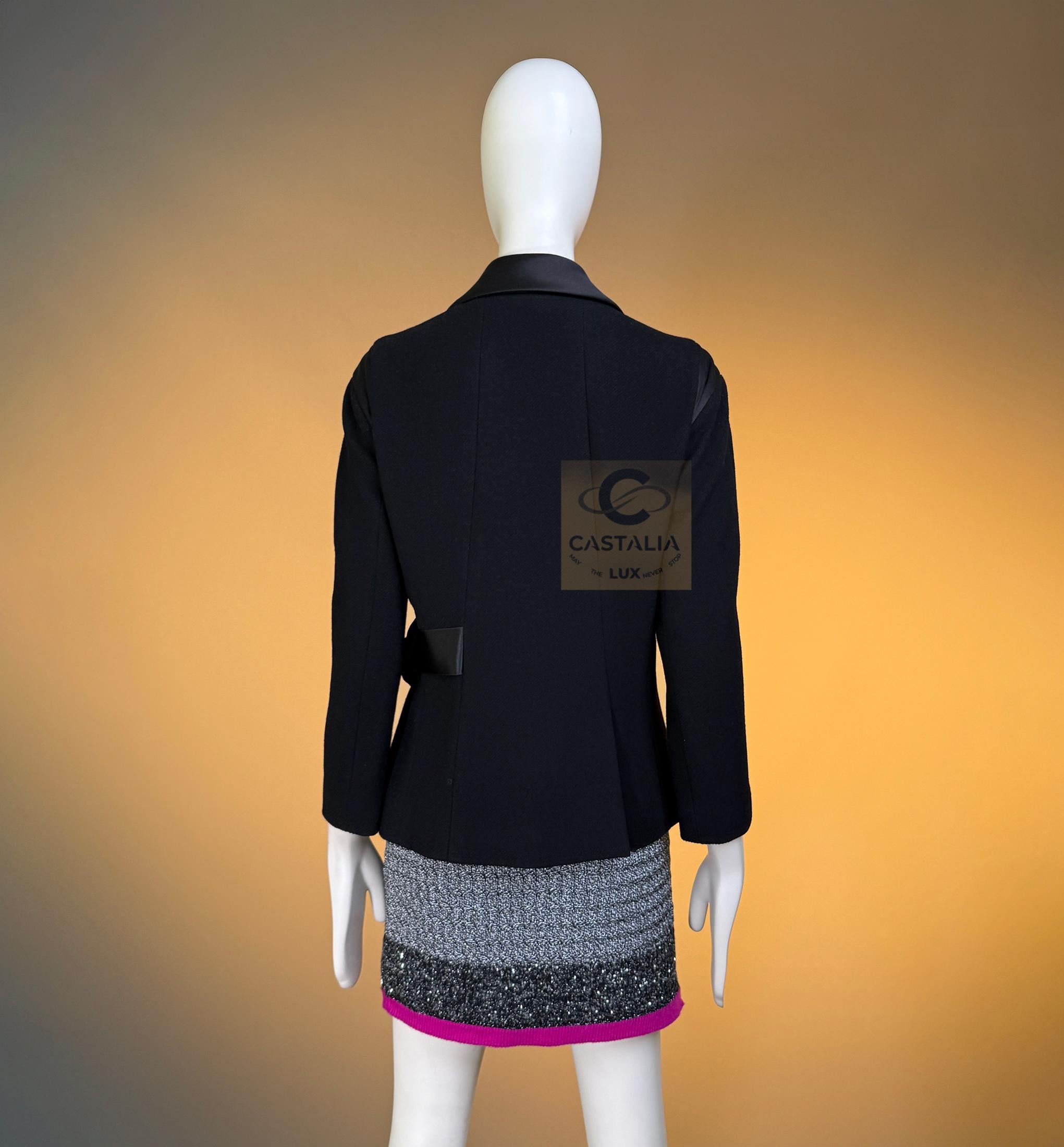 CHANEL Paris / London Giacca in tweed nero con fiocco in vendita 9
