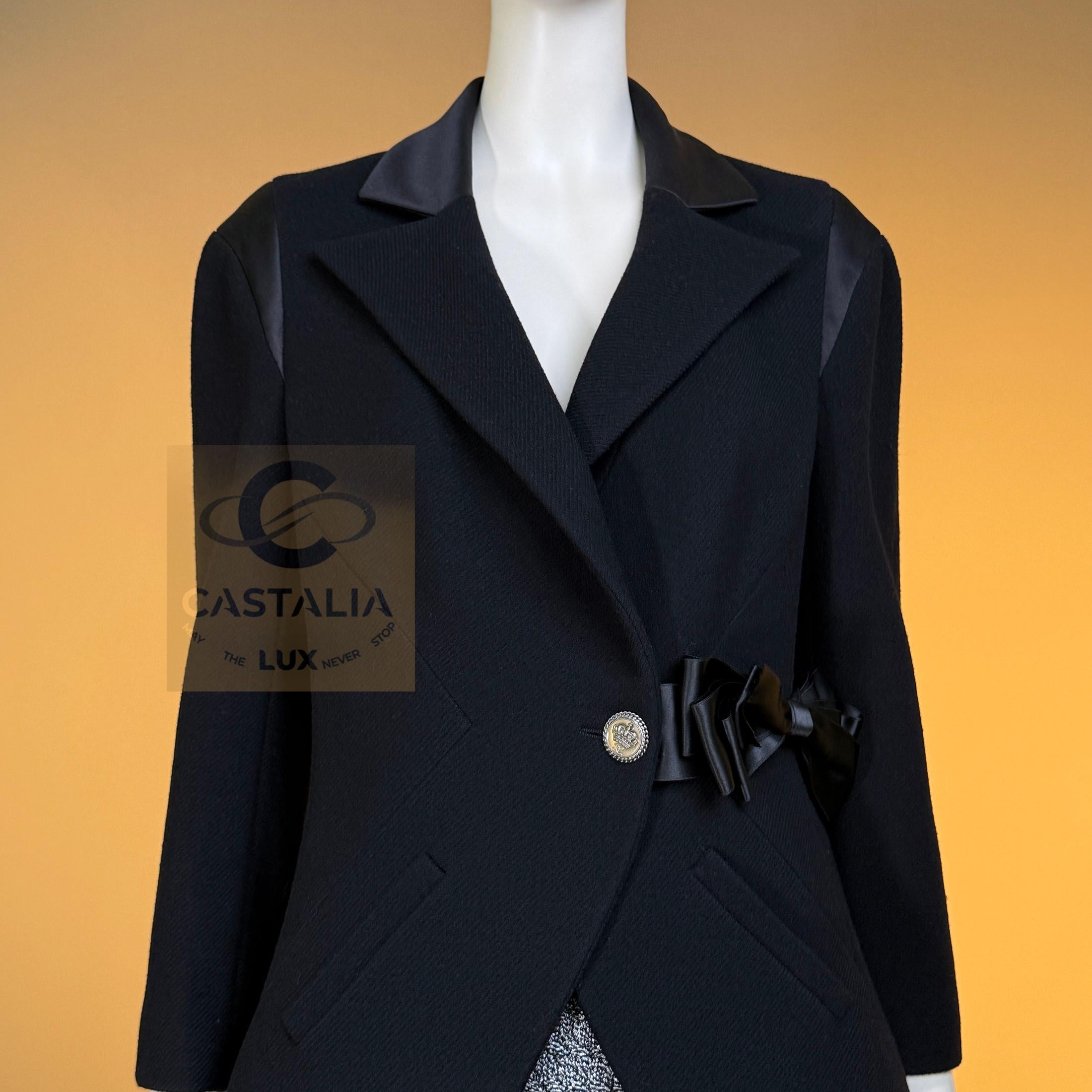 CHANEL Paris / London Giacca in tweed nero con fiocco in vendita 3