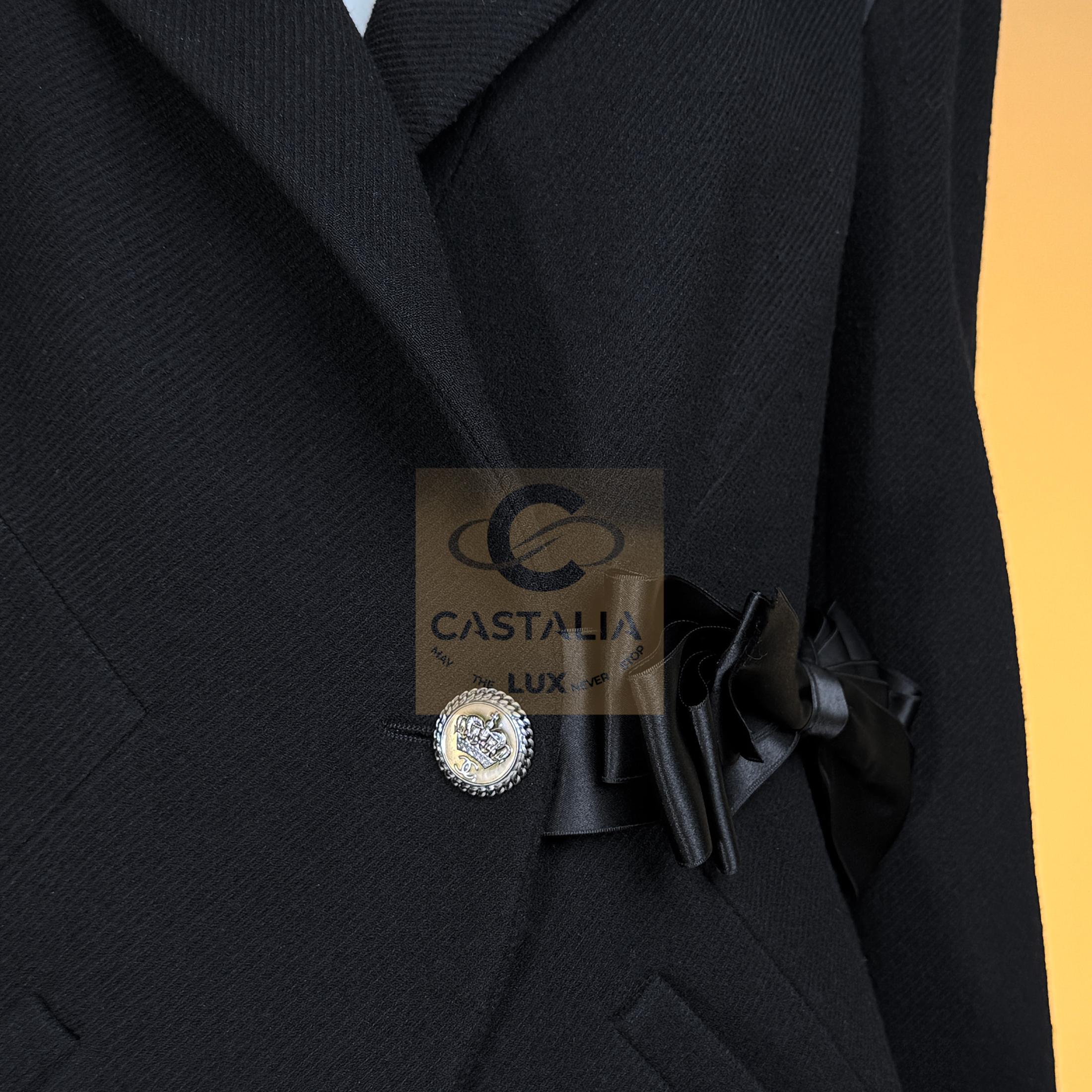 CHANEL Paris / London Giacca in tweed nero con fiocco in vendita 4