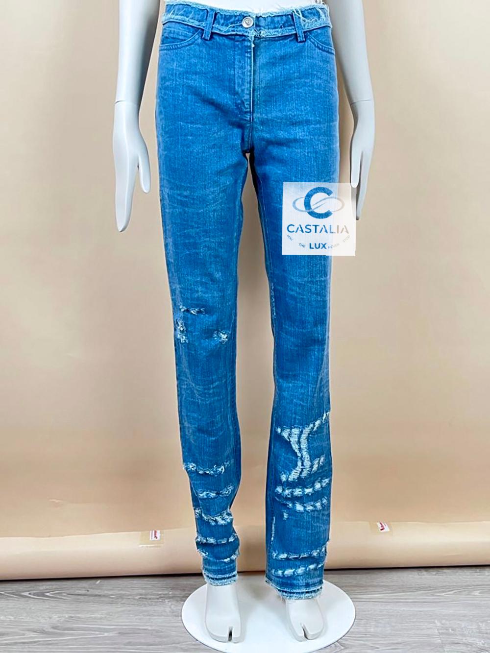 Favolosi jeans Chanel blu consumati della collezione Paris / LONDON
Prezzo al dettaglio 2.200€
- Bottoni con logo CC e testa di leone al centro
- Cerniera CC sul davanti
Taglia 36 FR. Mantenuto non indossato, immacolato