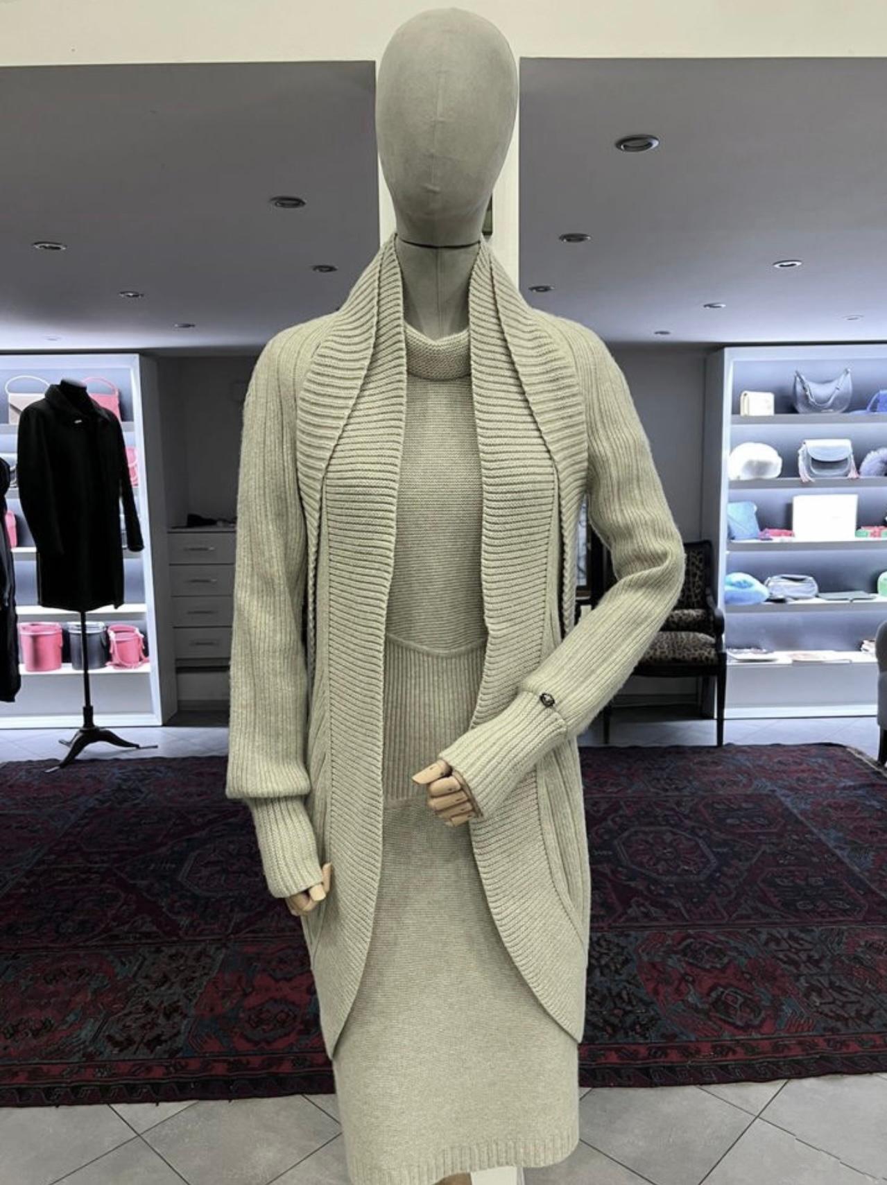Chanel pure cashmere suit : cardigan and dress : from Paris / LONDON Collection
- stunning etoupe / greyish beige colout
- CC logo buttons at dress, CC logo charm at cardigan's sleeve
Size mark 38 FR. Never worn!