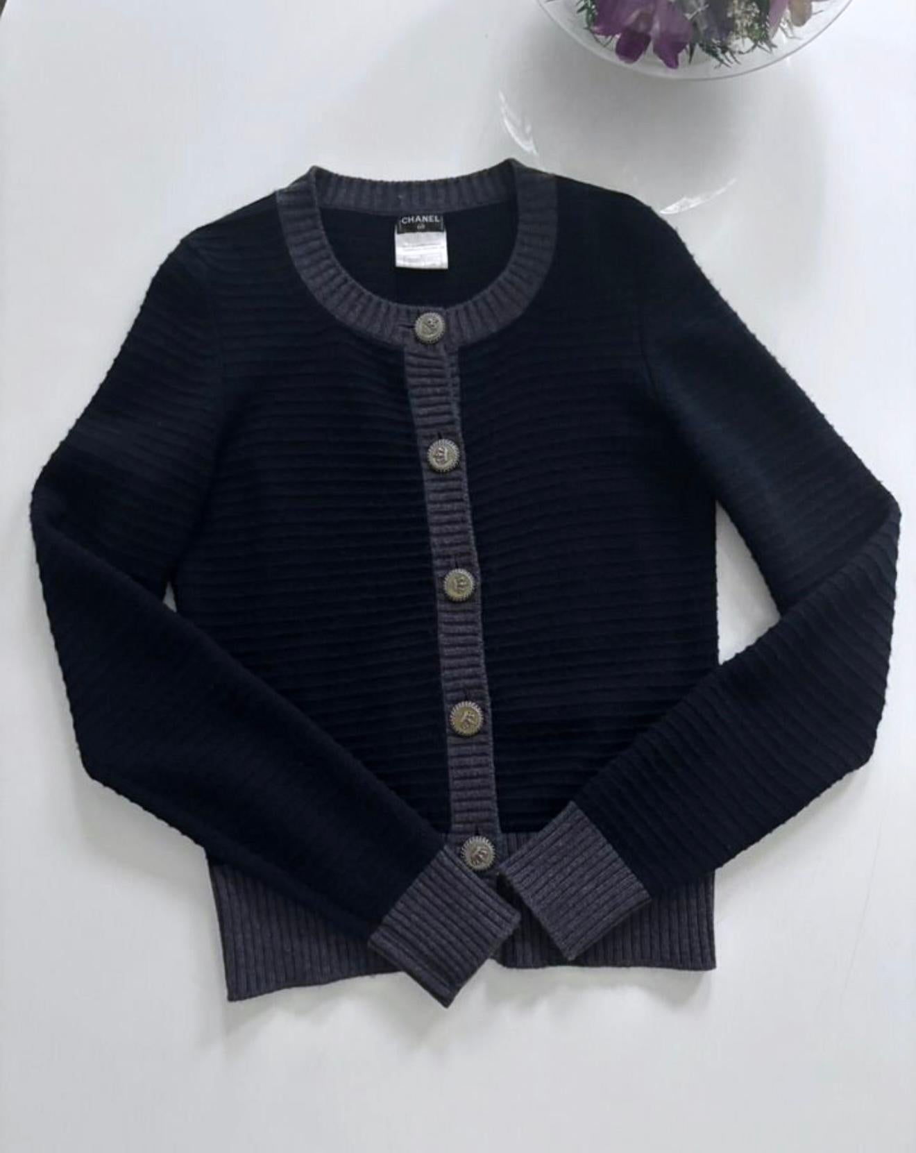 Noir Veste Chanel Paris/Londres CC boutons en cachemire 38 FR en vente