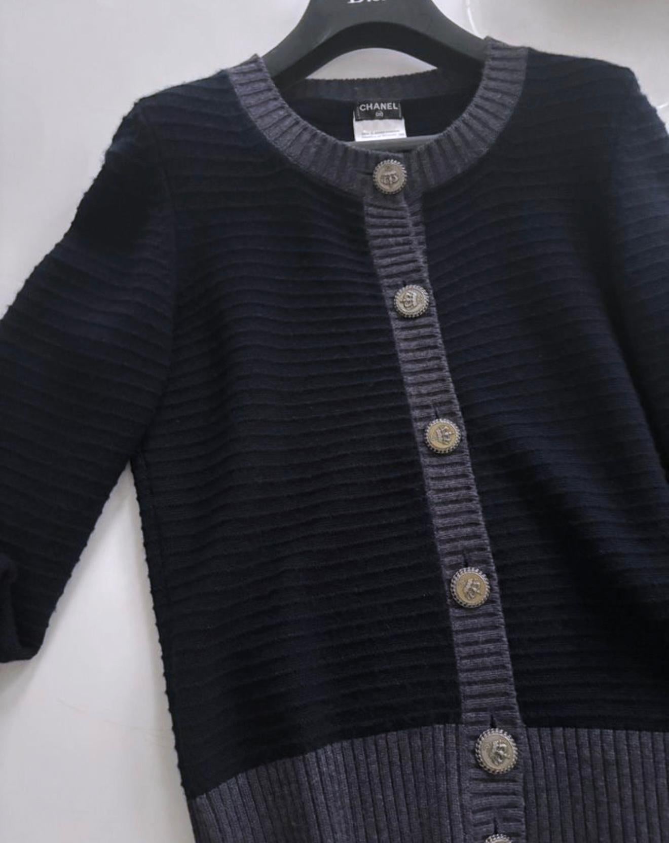 Veste Chanel Paris/Londres CC boutons en cachemire 38 FR Excellent état - En vente à Dubai, AE