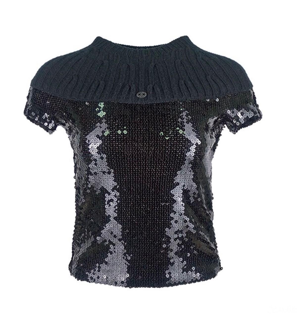 Chanel black cashmere and sequins top with CC logo charm from Paris / LONDON Collection, metiers d'Art
Boutique price for sequined items by Chanel is traditionally very high.
Size mark 36 FR. Pristine condition. 