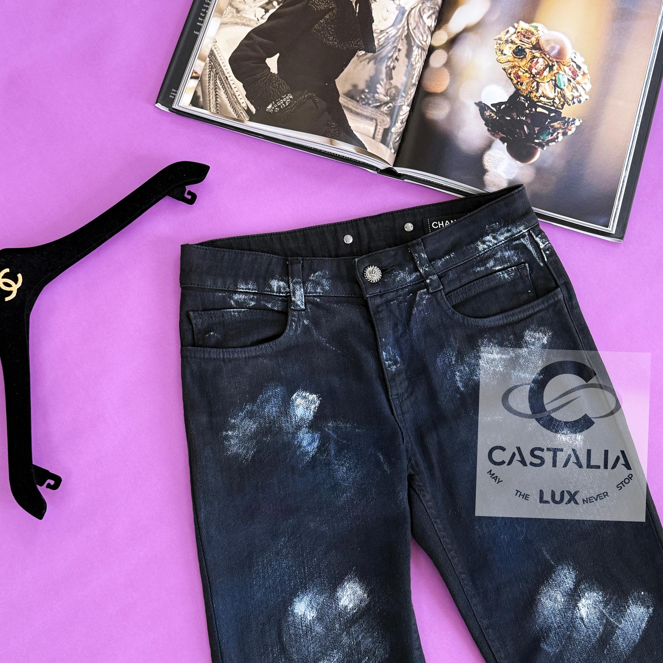 Chanel Paris / London CC Crown Buttons Black Jeans 36 FR In New Condition For Sale In Dubai, AE