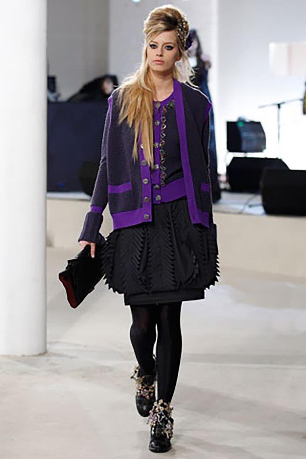 New Chanel cashmere cardi coat / long cardigan from Runway of Paris / London collection, Metiers d'Art
- stunning CC logo buttons with Royal Crowns
- composition 100% cashmere
- on-trend rib texture
- super beautiful color tones combination
Size
