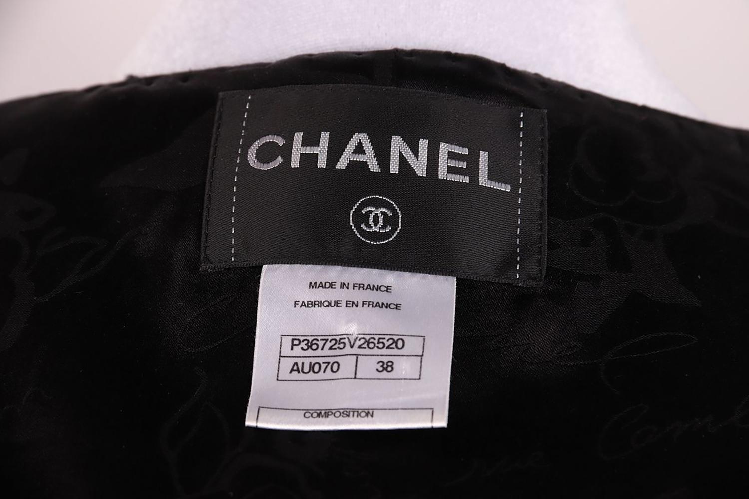 CHANEL Paris / London CC Lion Buttons Tweed Jacke 38 FR im Angebot 5