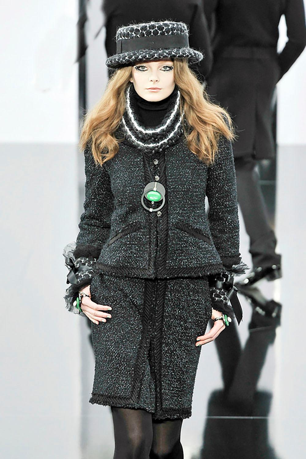 CHANEL - Collectional Lesage Wimpern-Tweedjacke
- Runway Paris / LONDON Métiers d'Art Collection von Karl Lagerfeld -

~ Eine Jacke, die die Jahreszeiten und die Zeit überdauert - elegant, rätselhaft und ewig.
~ Ein Relikt aus Paris und London - wo