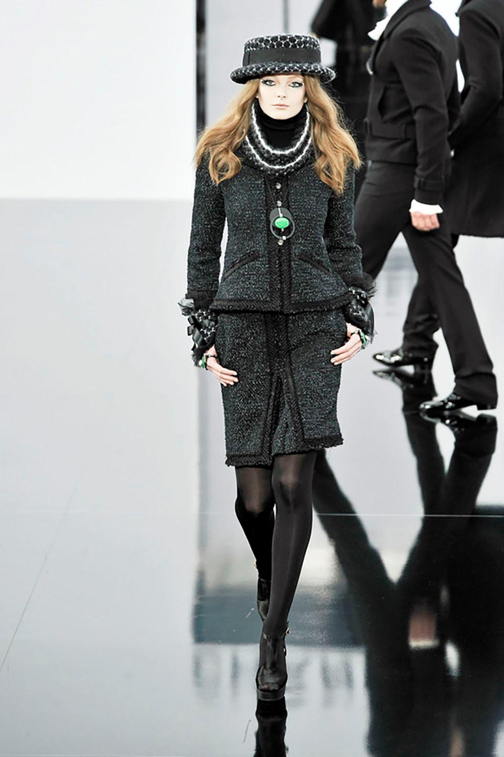 CHANEL Paris / London CC Lion Buttons Tweed Jacke 38 FR (Schwarz) im Angebot