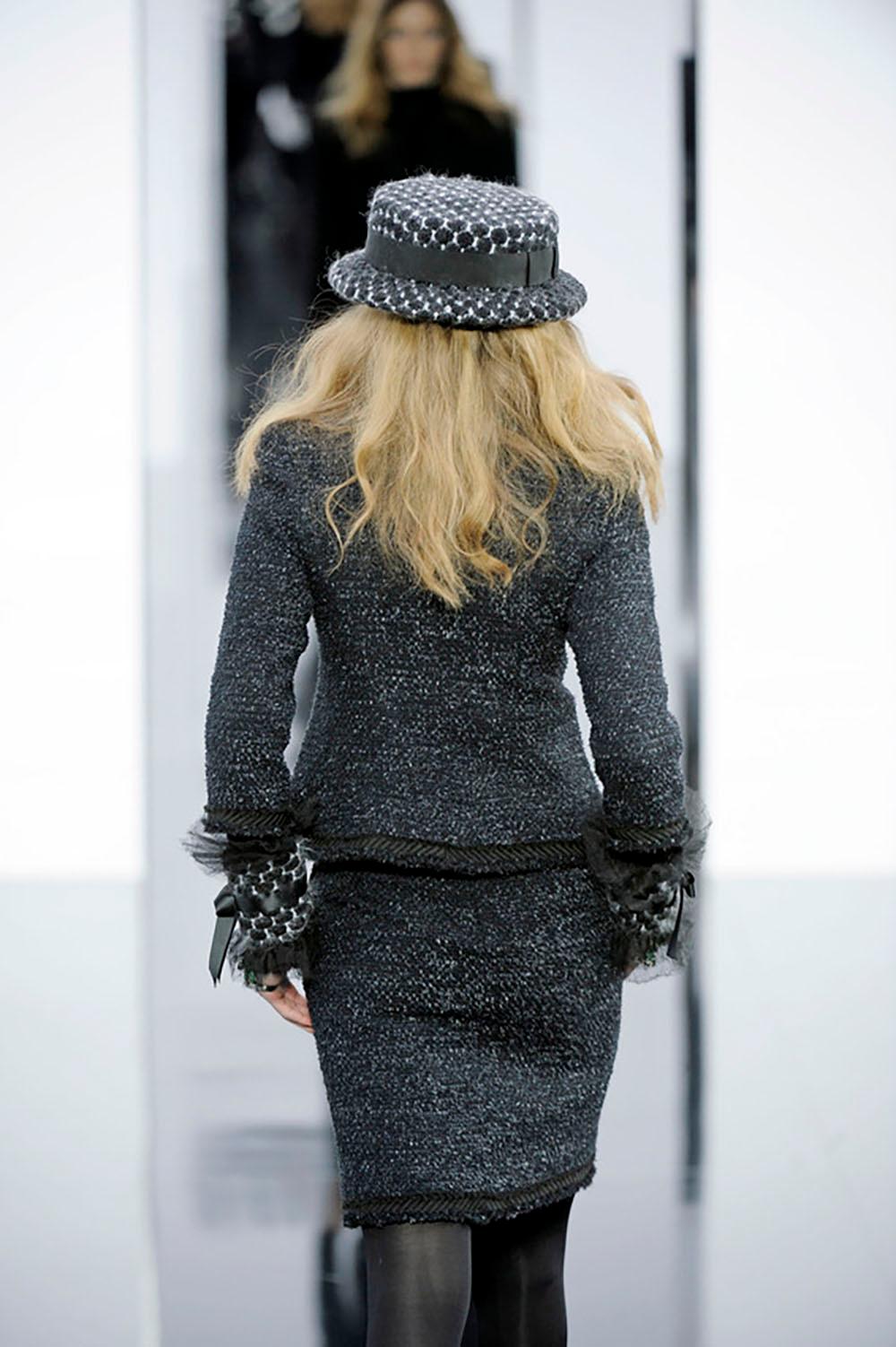 CHANEL Paris / London CC Lion Buttons Tweed Jacke 38 FR im Zustand „Hervorragend“ im Angebot in Dubai, AE