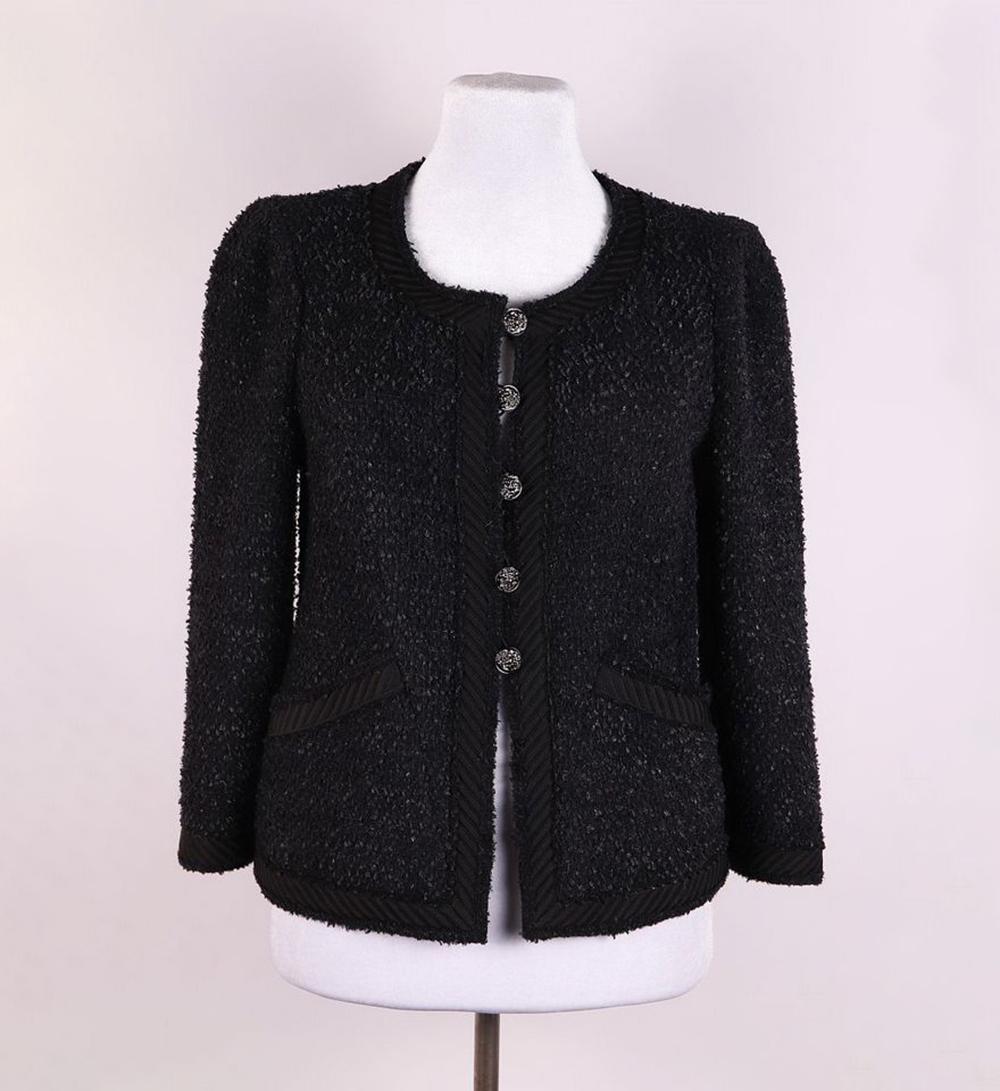 CHANEL Paris / London CC Lion Buttons Tweed Jacke 38 FR für Damen oder Herren im Angebot