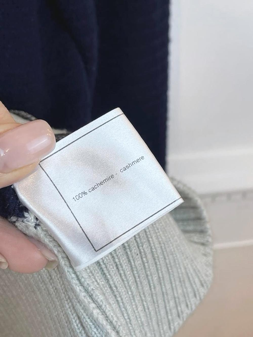 Chanel Paris / London CC Regal Buttons Strickjacke mit Knöpfen im Angebot 4