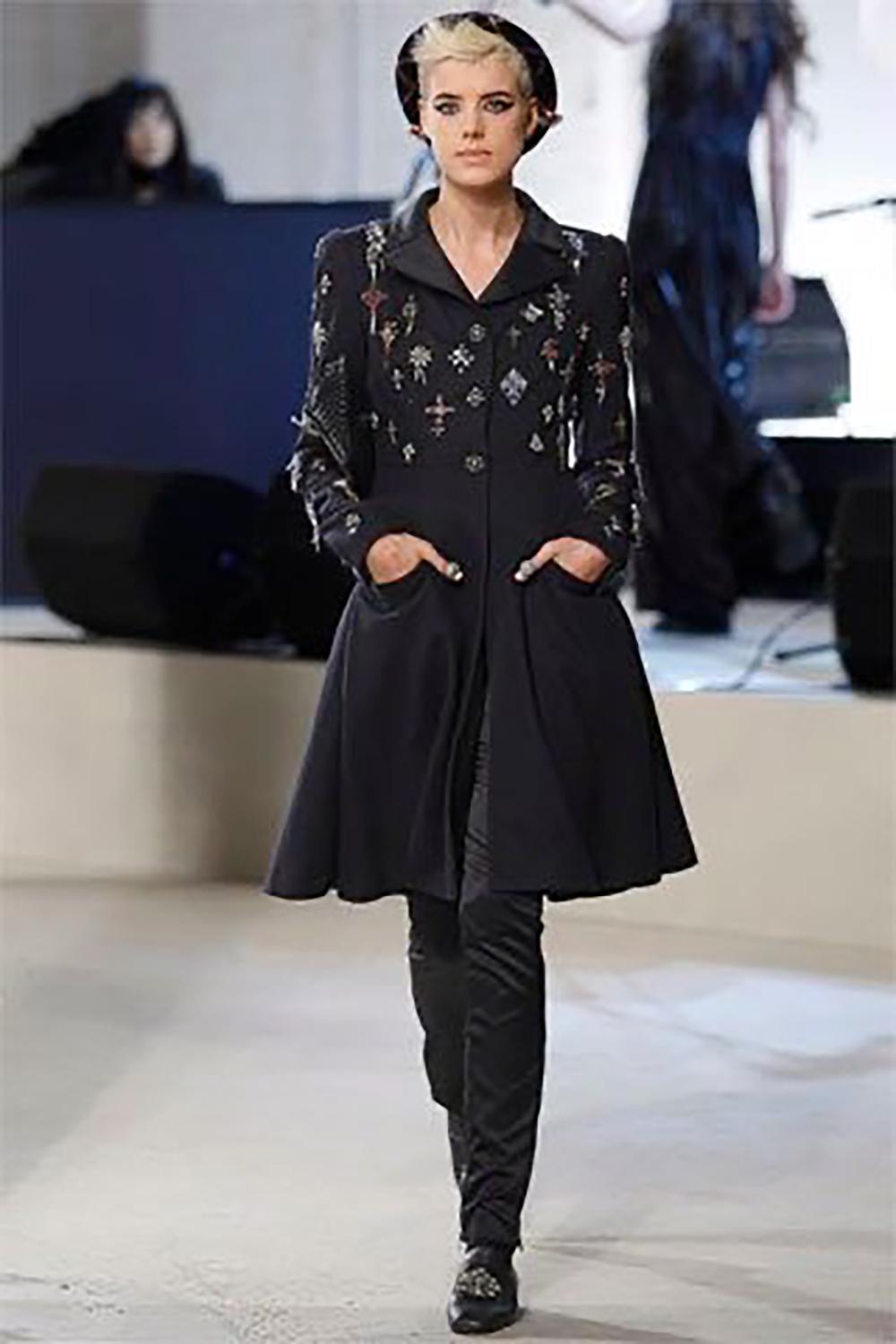 CHANEL - Abrigo Barroco Negro de Nivel de Museo con Joyas Gripoix de Obra Maestra
- Colección Métiers d'Art París-Londres 2008 de Karl Lagerfeld -
// Valoración de la boutique en el momento de la liberación: más de 15.000 $.

 ~ Como se vio a