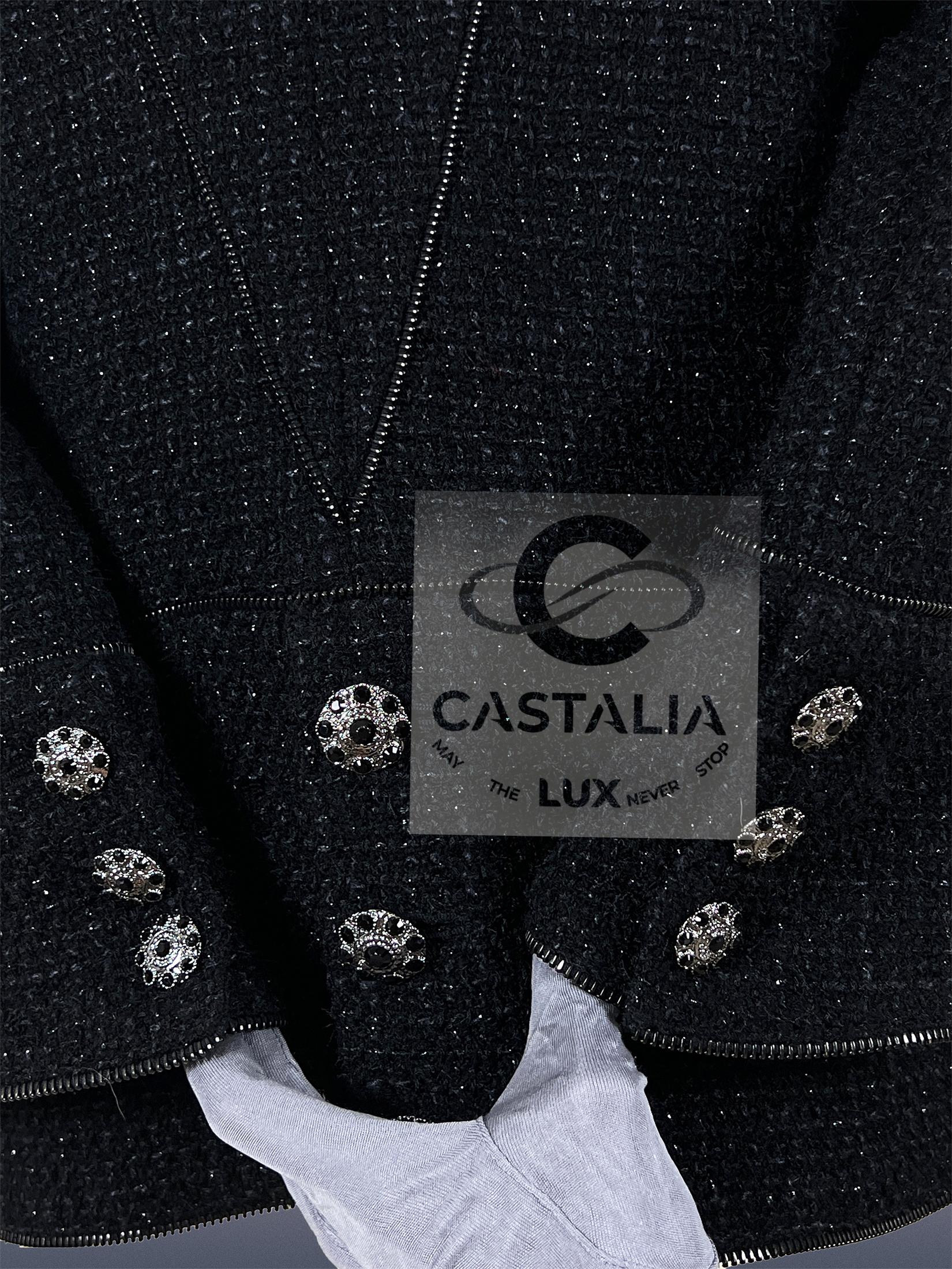CHANEL Paris / London Rebellion Icon Black Jacket 40 FR en vente 10