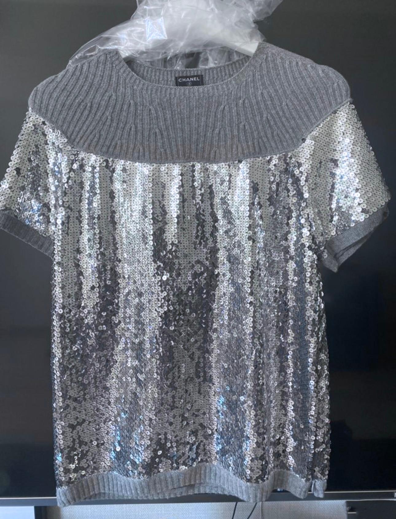 Festive Chanel grey and silver sequins jumper from Paris / LONDON Collection, Meiters d'Art
Size mark 38 FR. Condition is pristine.