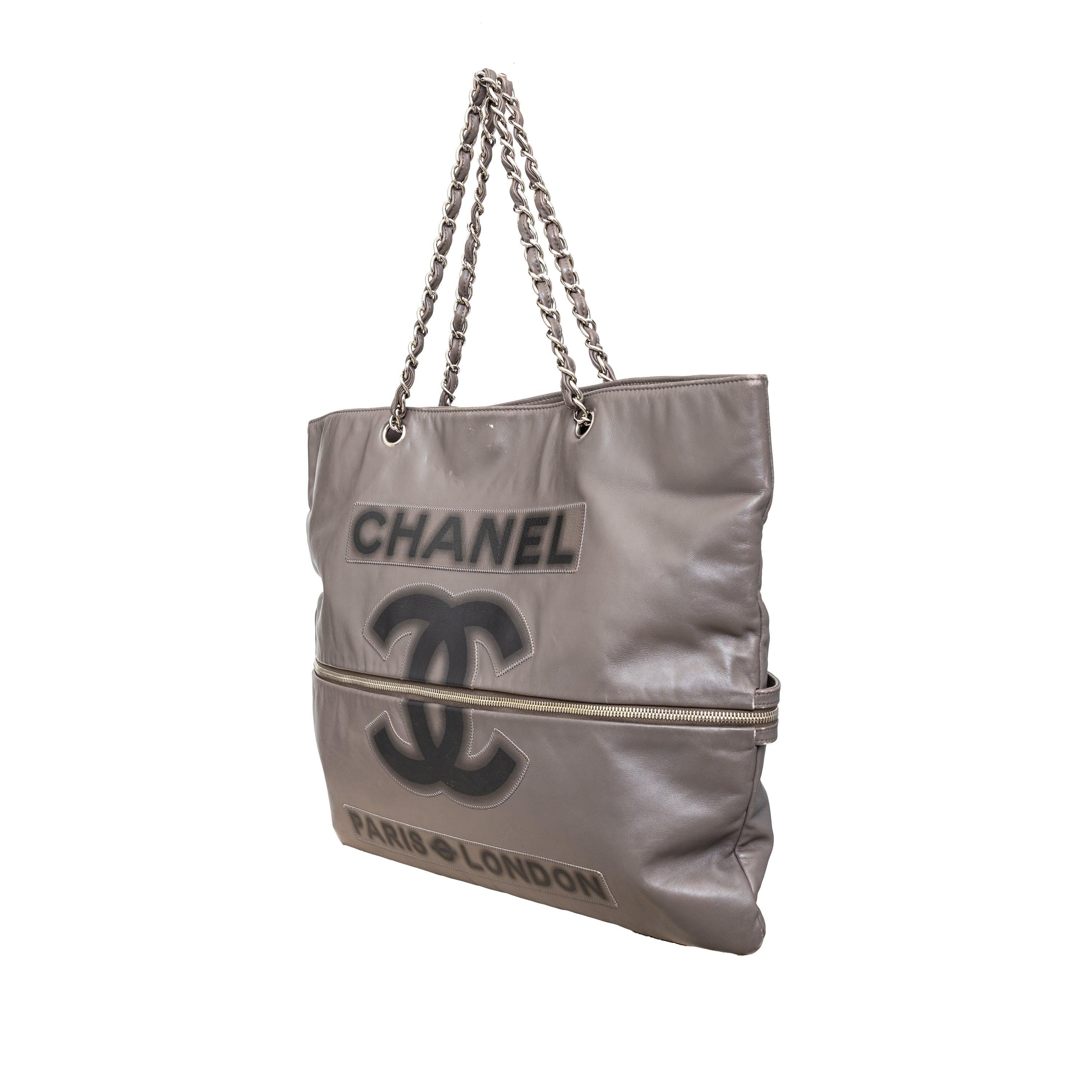 Effortlessly chic and practical, the Chanel Paris London Shopper Tote is from the 2008 Paris London collection by Karl Lagerfeld. This dark grey shoulder bag features an expandable design with a zipper in the middle, making it perfect for all your