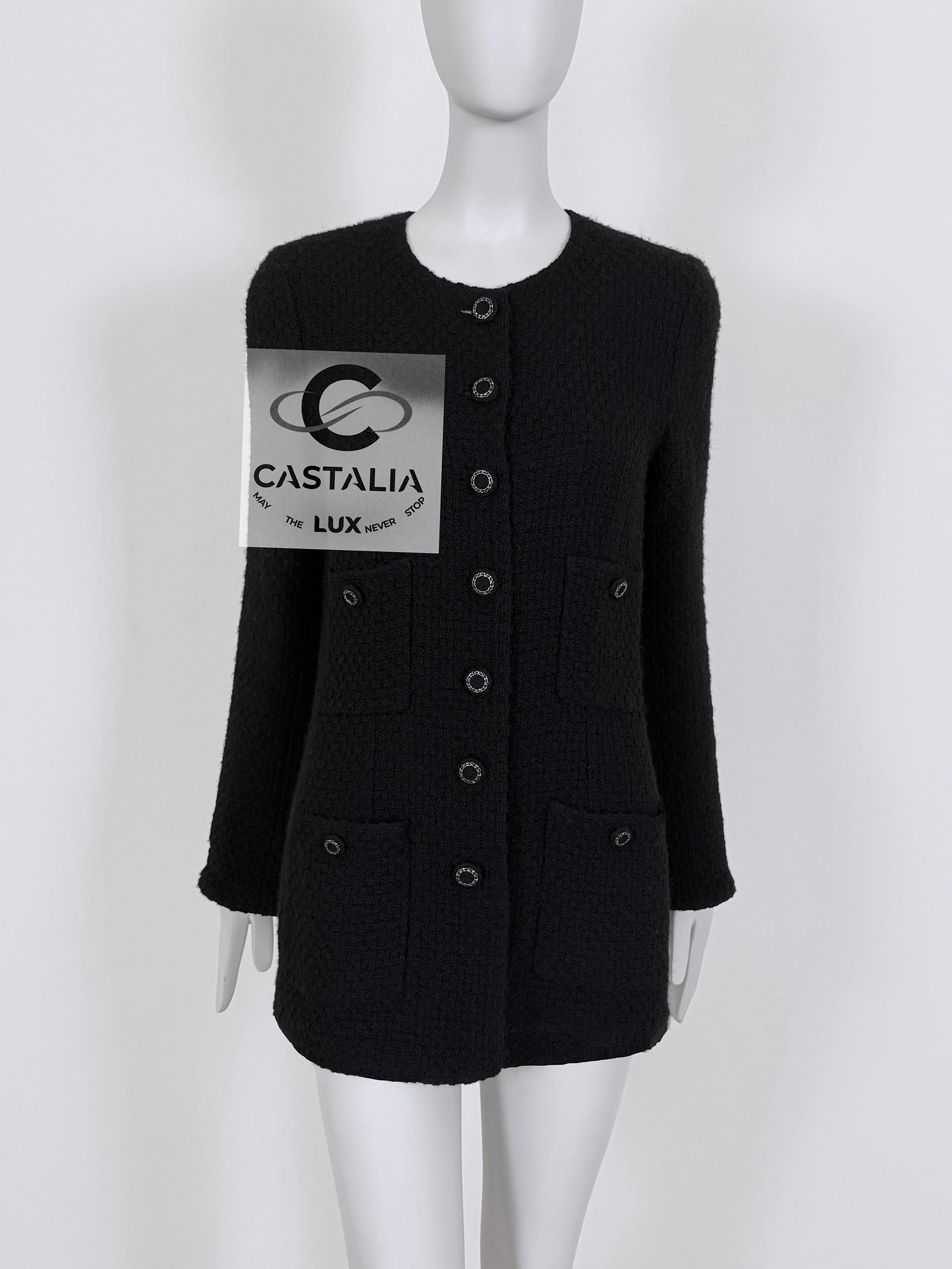 Veste intemporelle en tweed noir de Chanel ~ from Runway of Paris / London Collection ~ Metiers d'Art 2008 by Karl Lagerfeld
Taille 40 FR / Condition : impeccable, non porté.
- Boutons en tweed baroque avec logo CC 
- Silhouette emblématique à 4