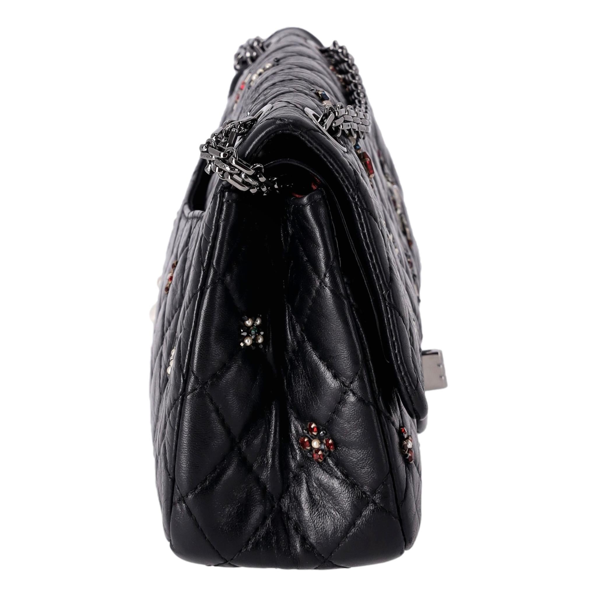 Chanel Paris-Londres Limited Edition 2.55 Reissue Beaded Bag In Excellent Condition In London, GB