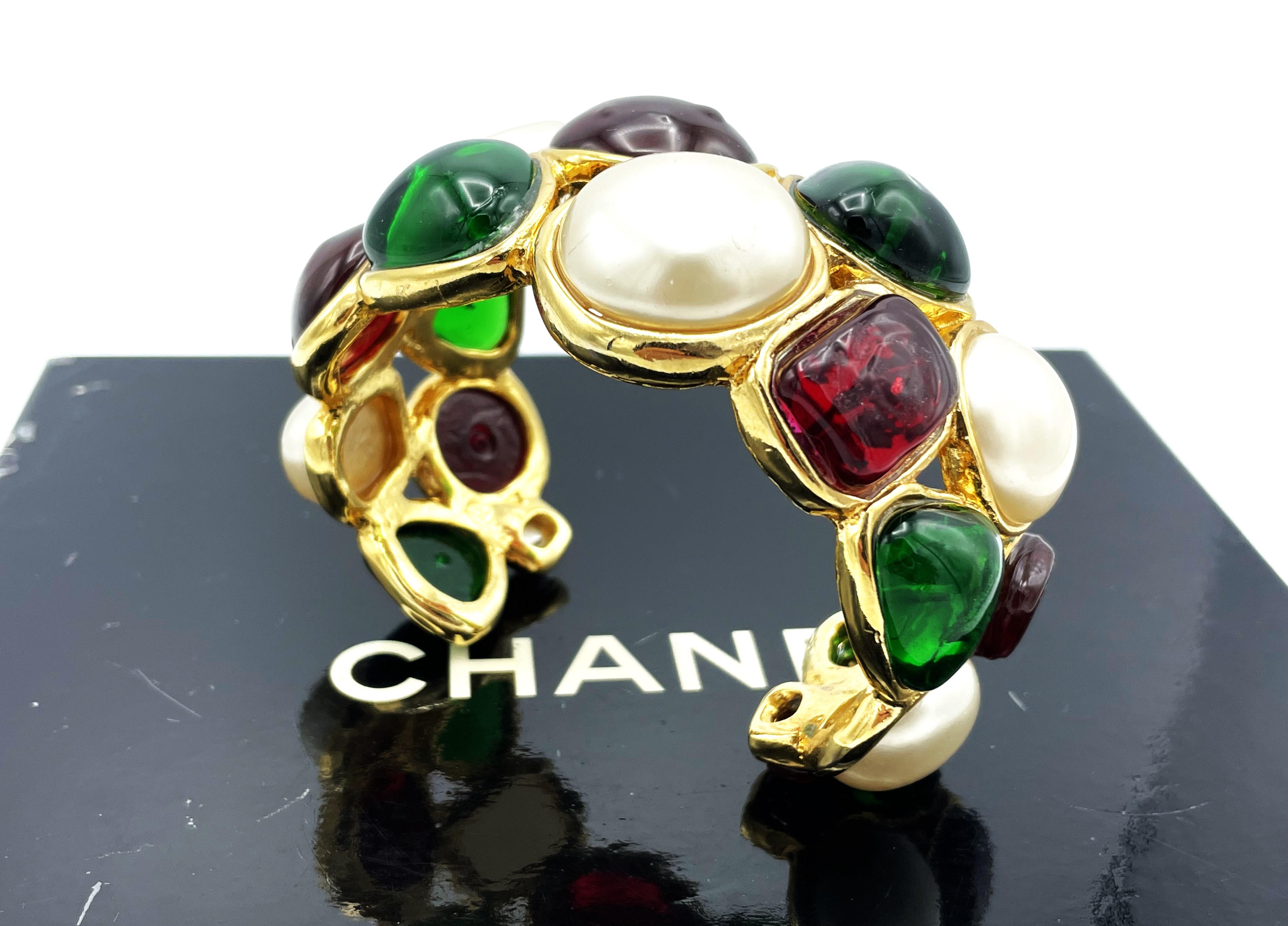 CHANEL PARIS Maison Gripoix poured glass crystal cuff/bracelet, gold plated 1990 For Sale 1
