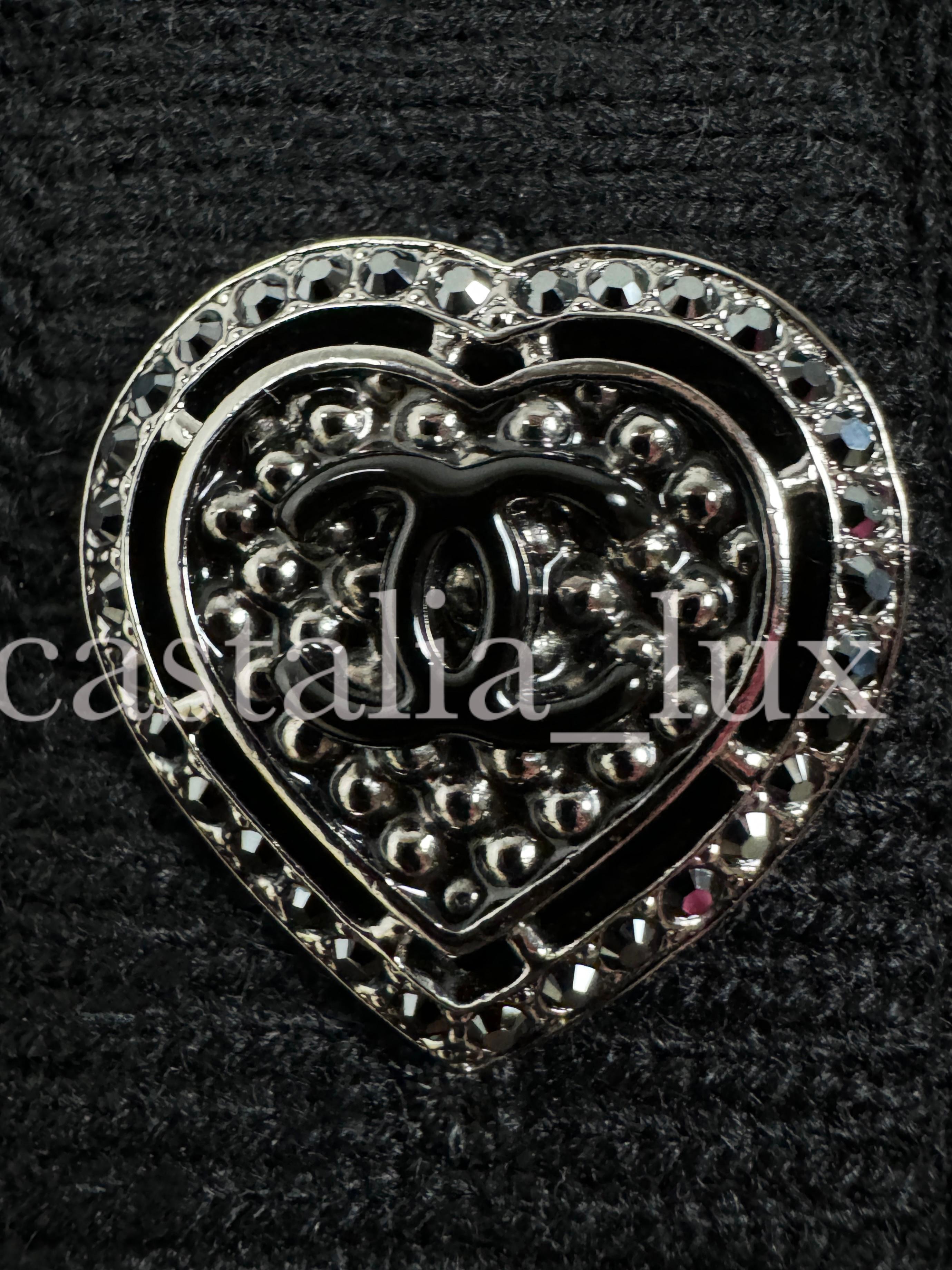 Fabelhafter schwarzer Chanel Kaschmirmantel mit CC Logo Jewel Heart Buttons : aus Paris / MIAMI Cruise Collection.
Größenbezeichnung 40 FR. Nie getragen