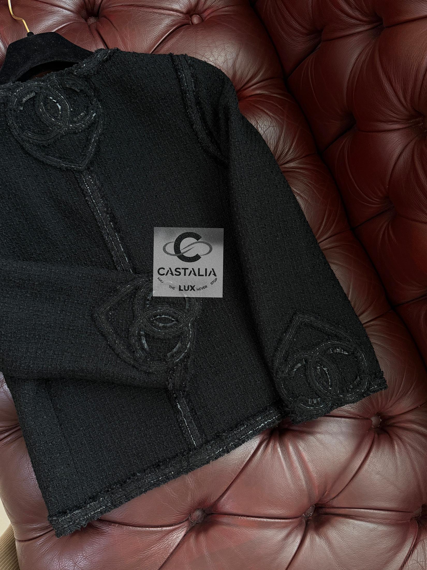 Chanel París / Miami CC Corazón Parches Chaqueta de tweed negro en venta 6