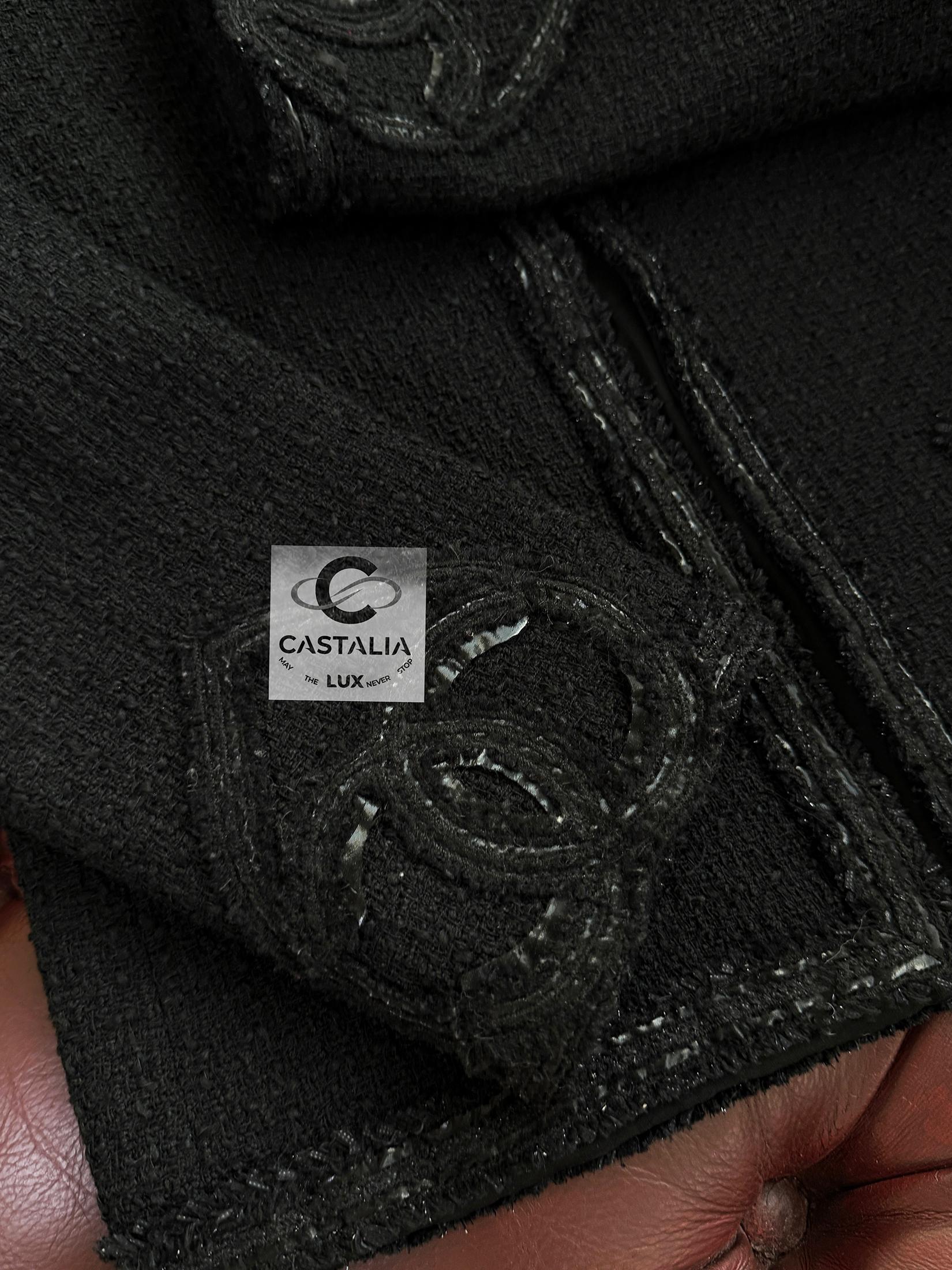 Chanel París / Miami CC Corazón Parches Chaqueta de tweed negro en venta 3