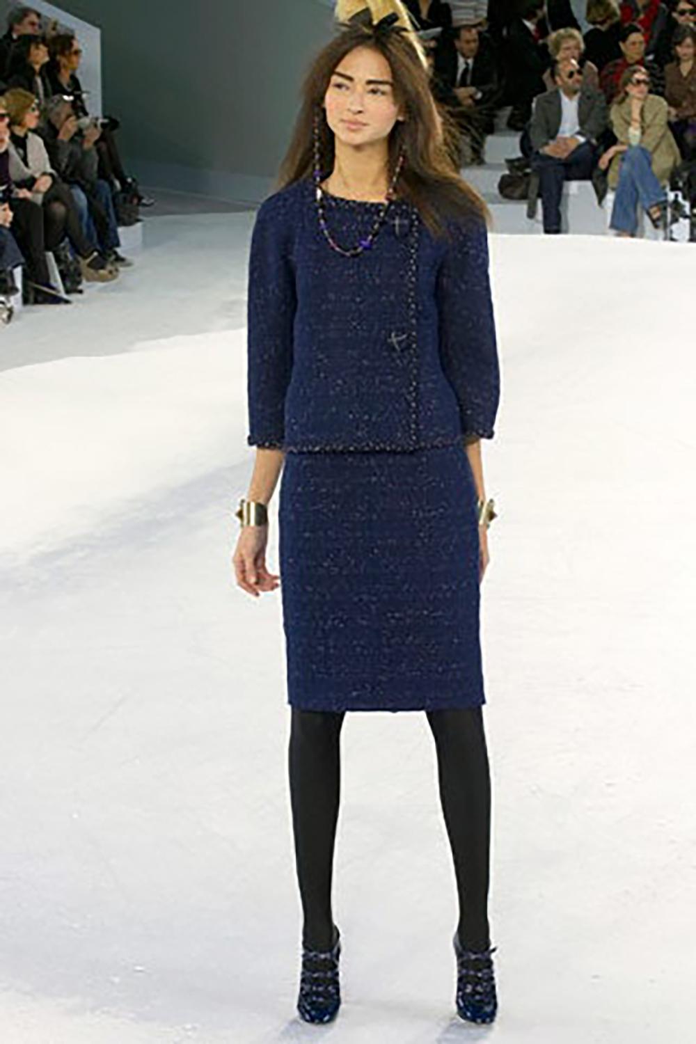Veste de collection Chanel en tweed bouclé violet et marine ~ de Paris / Collection MONACO par Karl Lagerfeld
- Boutons en tweed massif avec logo CC
- doublure en soie ton sur ton avec camélias, maillons de chaîne à l'ourlet
Taille 34 FR / Etat :