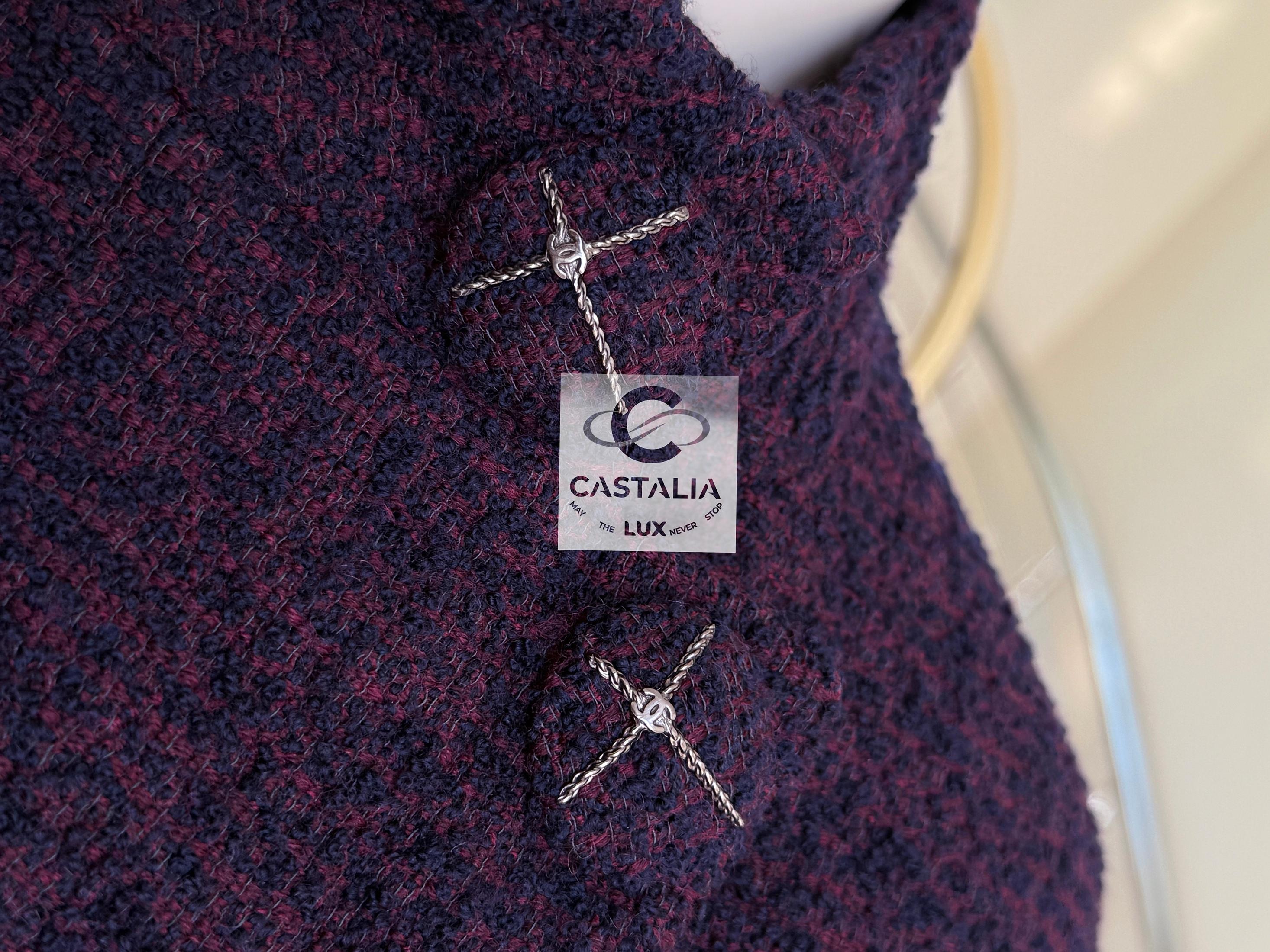 Women's or Men's Chanel Paris / Monaco CC Buttons Boucle Tweed Jacket 34 FR For Sale