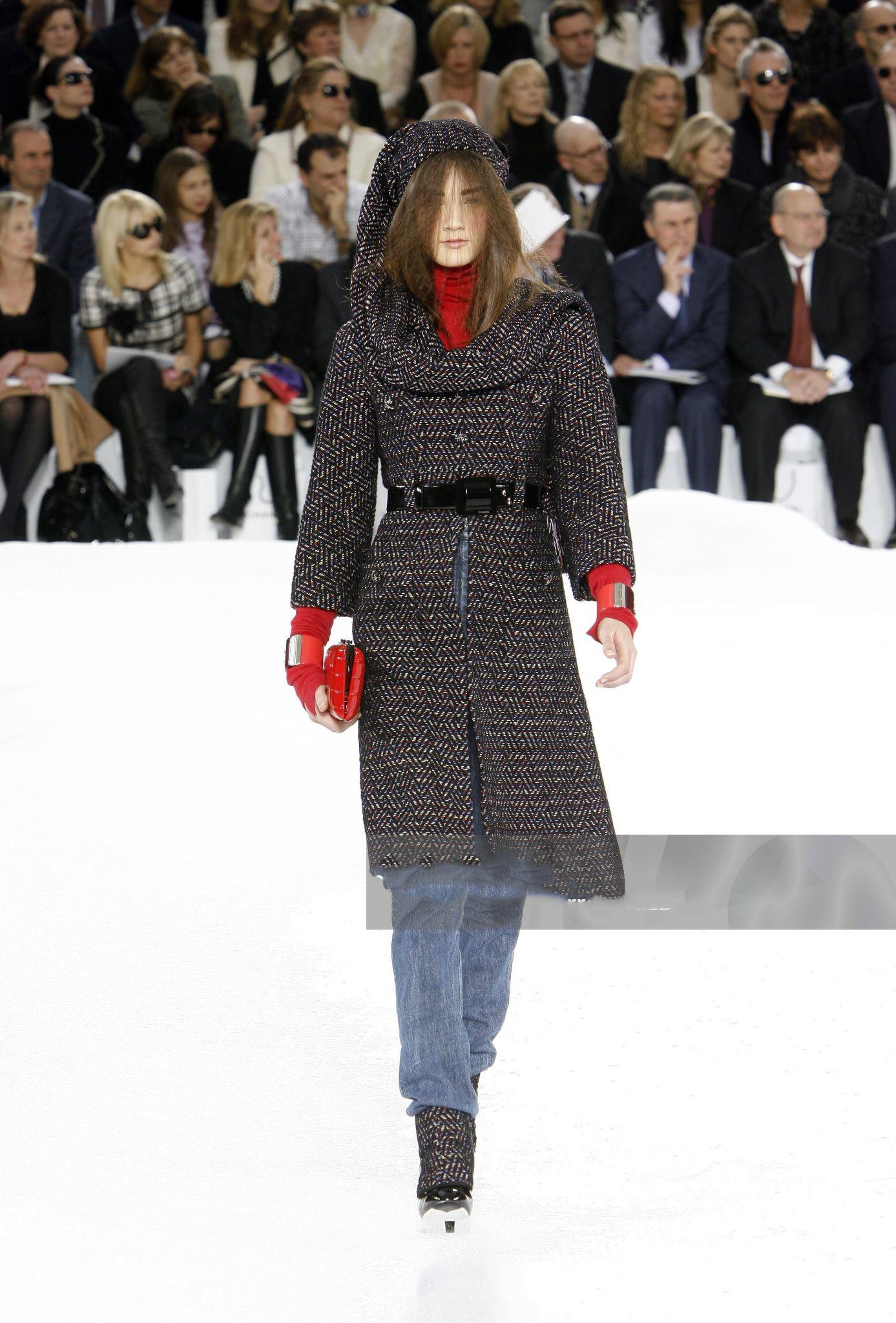 Favolosa giacca Chanel in tweed nero ~ da Runway of Paris / MONACO Collection, metiers d'Art by Karl Lagerfeld
Taglia 34 FR / Condit: immacolata, nessun segno di usura
- Bottoni grandi in tweed con logo CC
- tweed nero Lesage con accenti