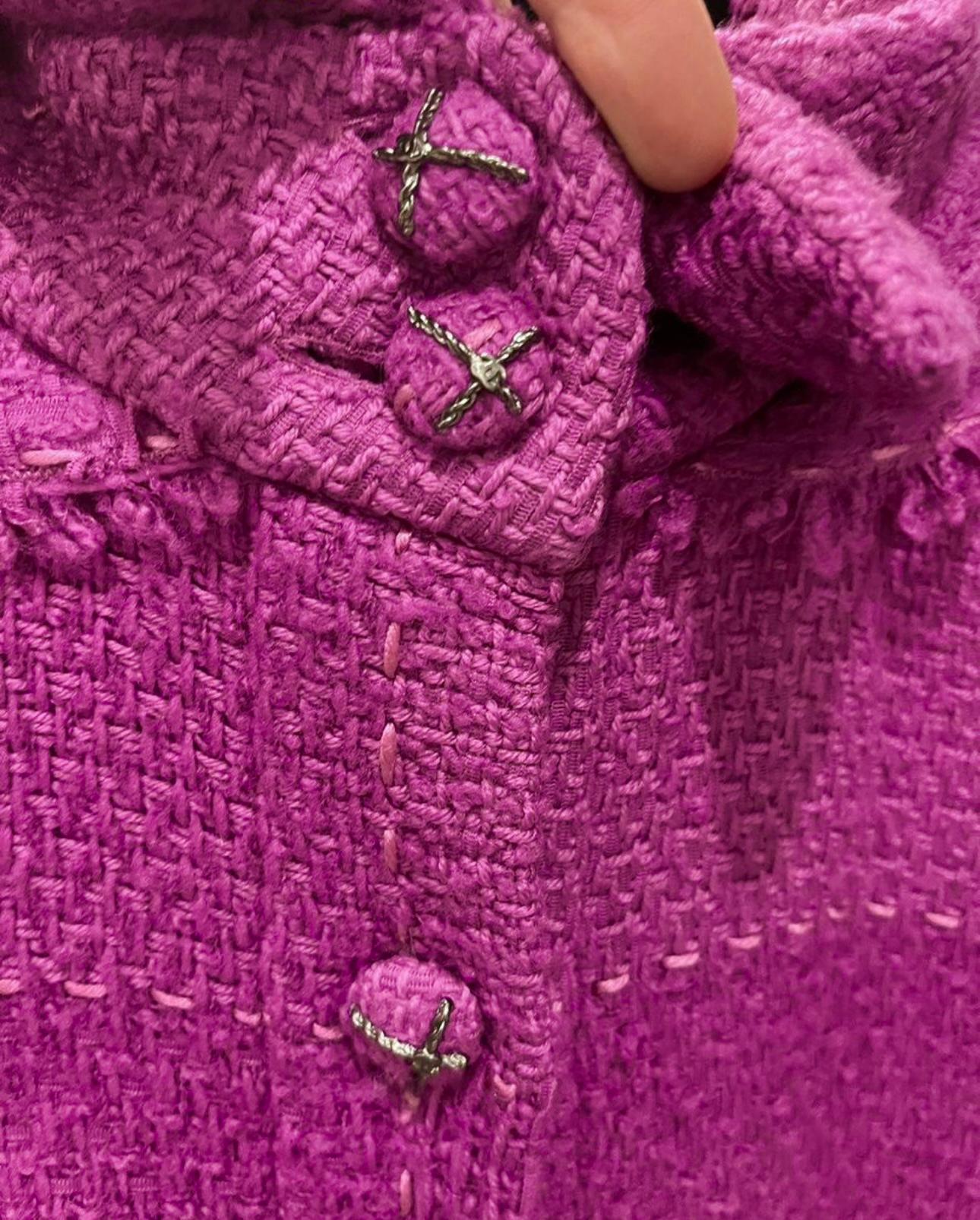 Bright Chanel fuchsia lesage tweed jacket / coat with CC logo tweed buttons from Paris / MONACO Collection, metiers d'Art
Size mark 34 FR. Condition is pristine.