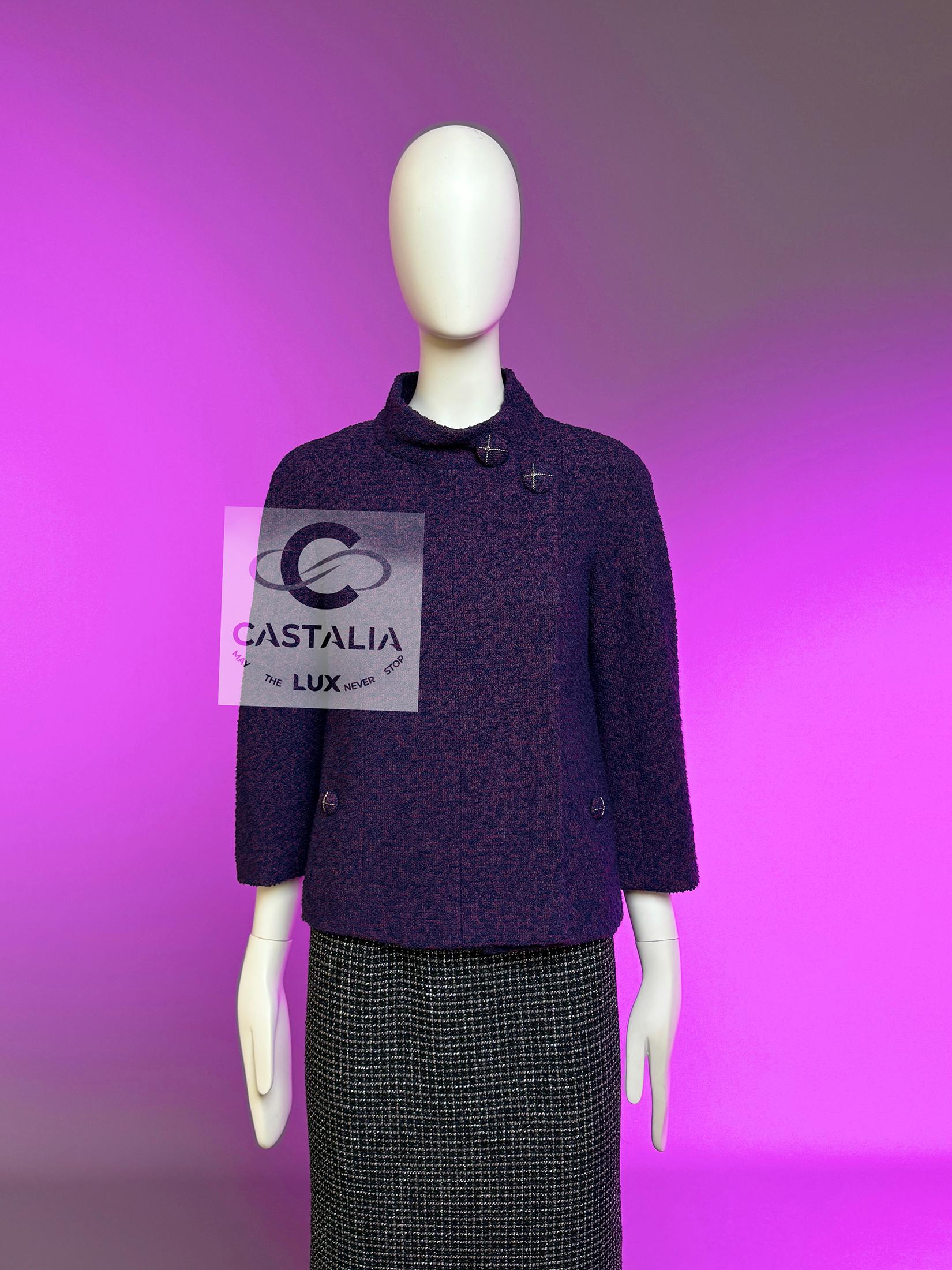 Chanel Paris / Monaco Giacca in tweed ametista profonda 34 FR In condizioni Nuovo in vendita a Dubai, AE