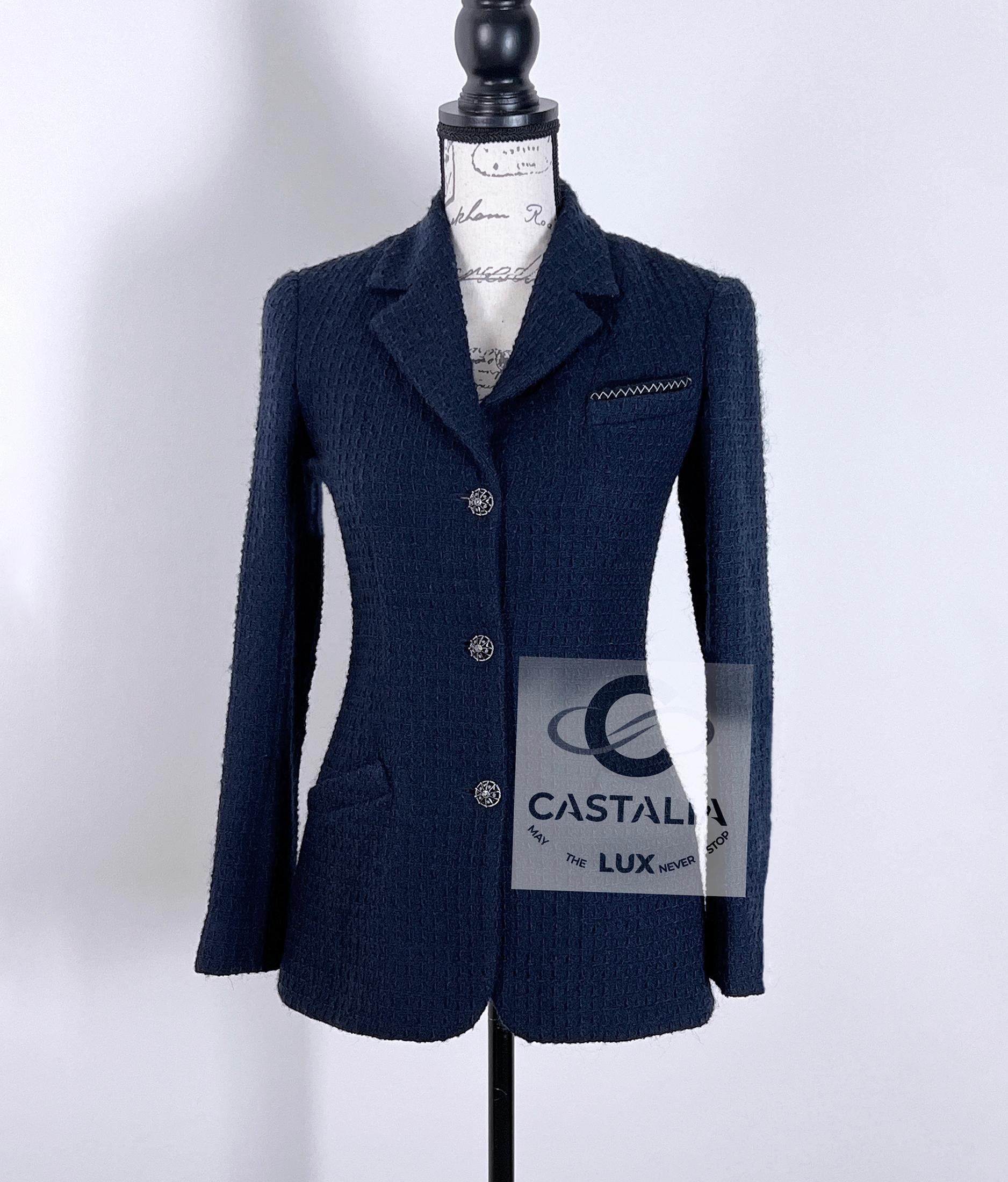 CHANEL París / Mónaco Chaqueta de tweed con botones Gripoix 38 FR Negro en venta