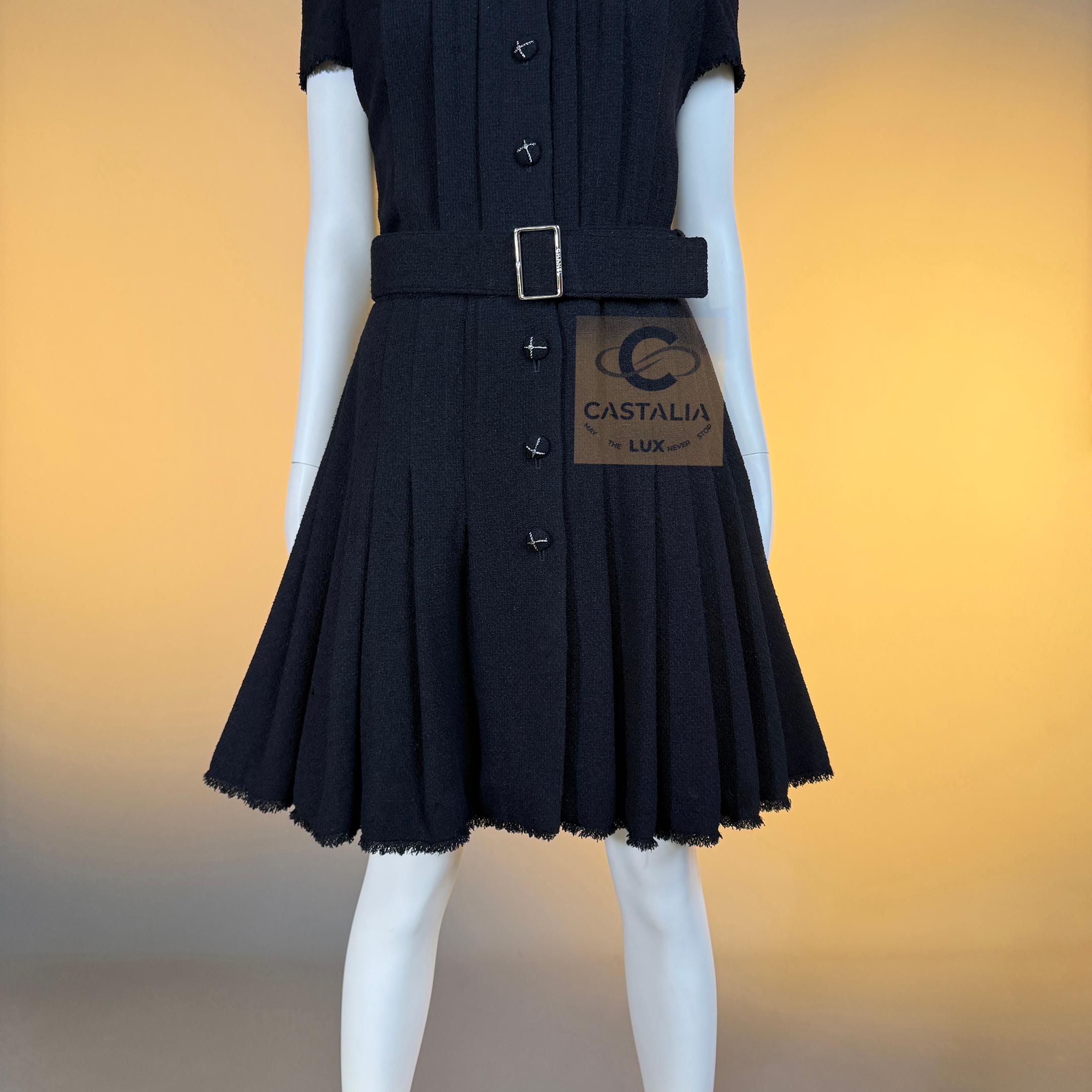 CHANEL Paris / Monte-Carlo Ikonisches Schwarzes Tweedkleid 38 FR im Angebot 11