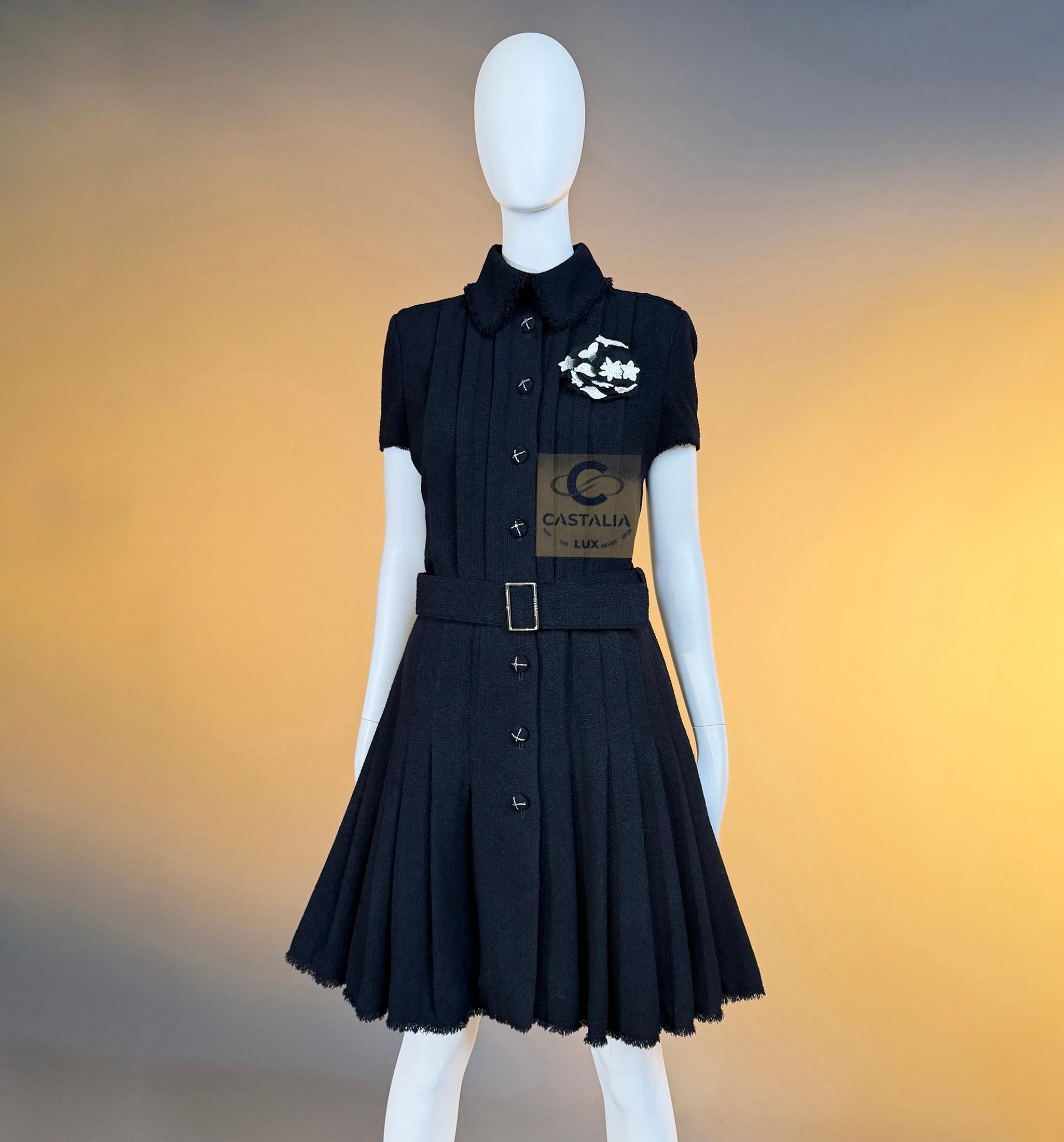 CHANEL Paris / Monte-Carlo Ikonisches Schwarzes Tweedkleid 38 FR im Angebot 13