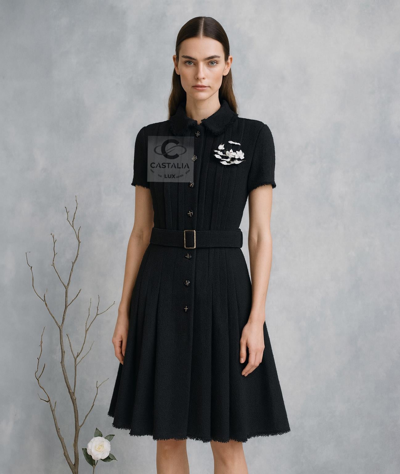 Chanel Paris /  Schwarzes Tweed-Kleid von Monte-Carlo - Brosche und Logo-Gürtel von Camellia

 ~ Dieses Chanel-Kleid ist eine ikonische Kreation aus Karl Lagerfelds Paris/MONTE-CARLO-Kollektion und verkörpert die ewige Grammatik der Eleganz der