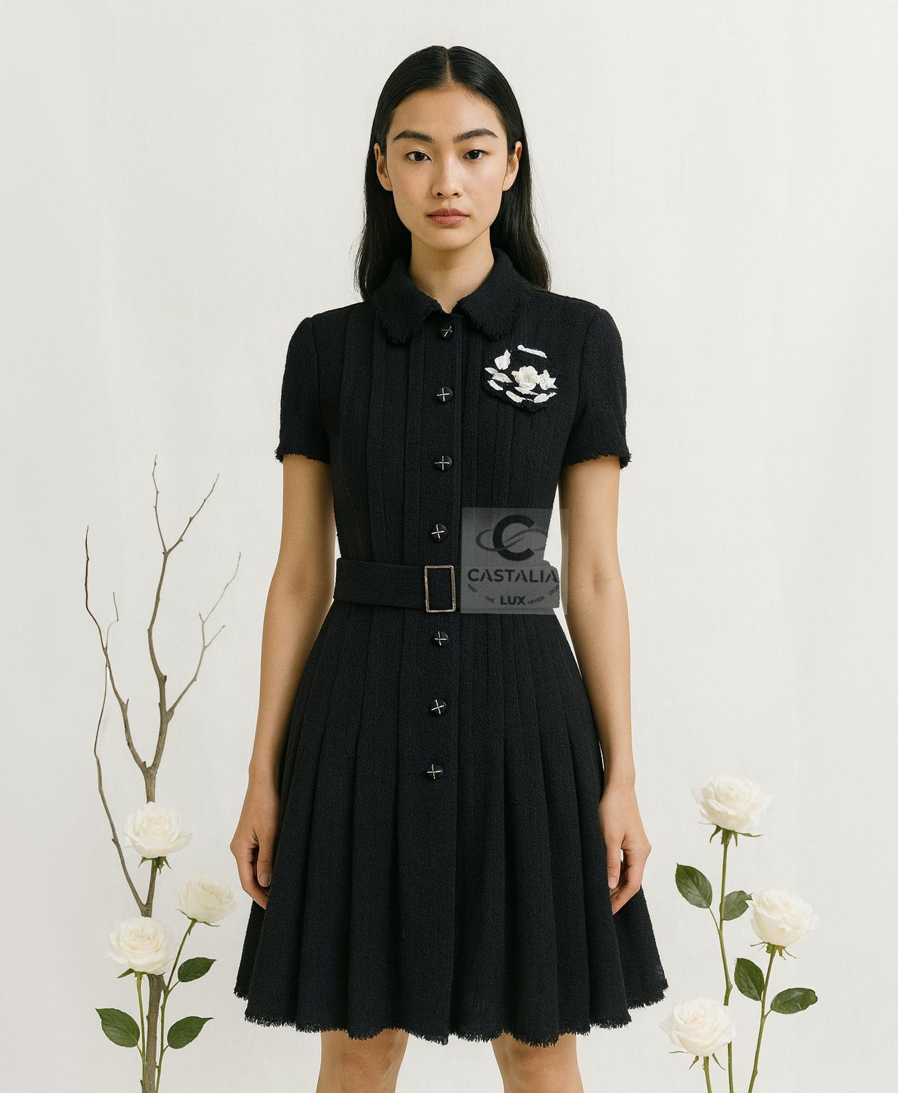 CHANEL Paris / Monte-Carlo Ikonisches Schwarzes Tweedkleid 38 FR für Damen oder Herren im Angebot