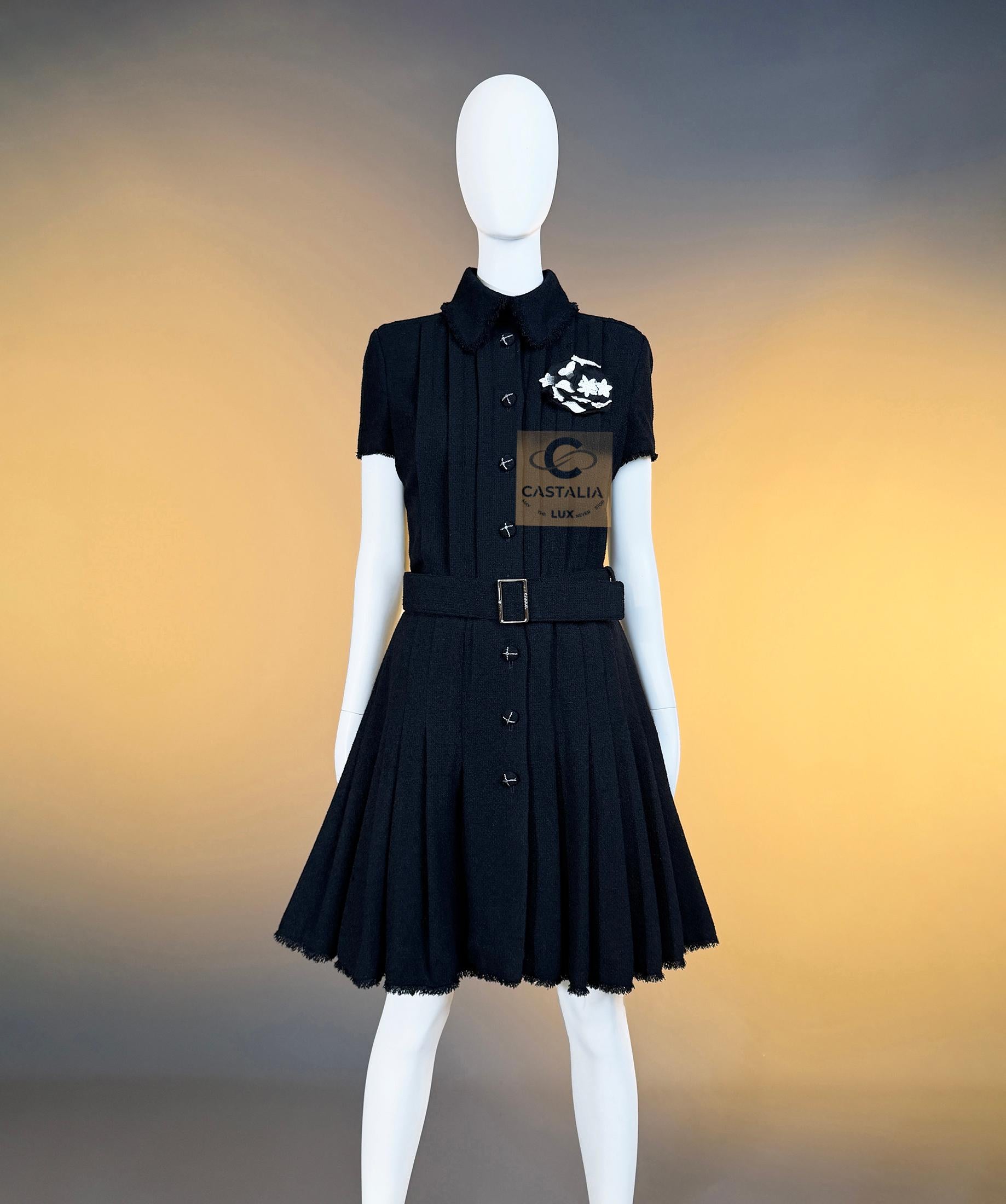 CHANEL Paris / Monte-Carlo Ikonisches Schwarzes Tweedkleid 38 FR im Angebot 2