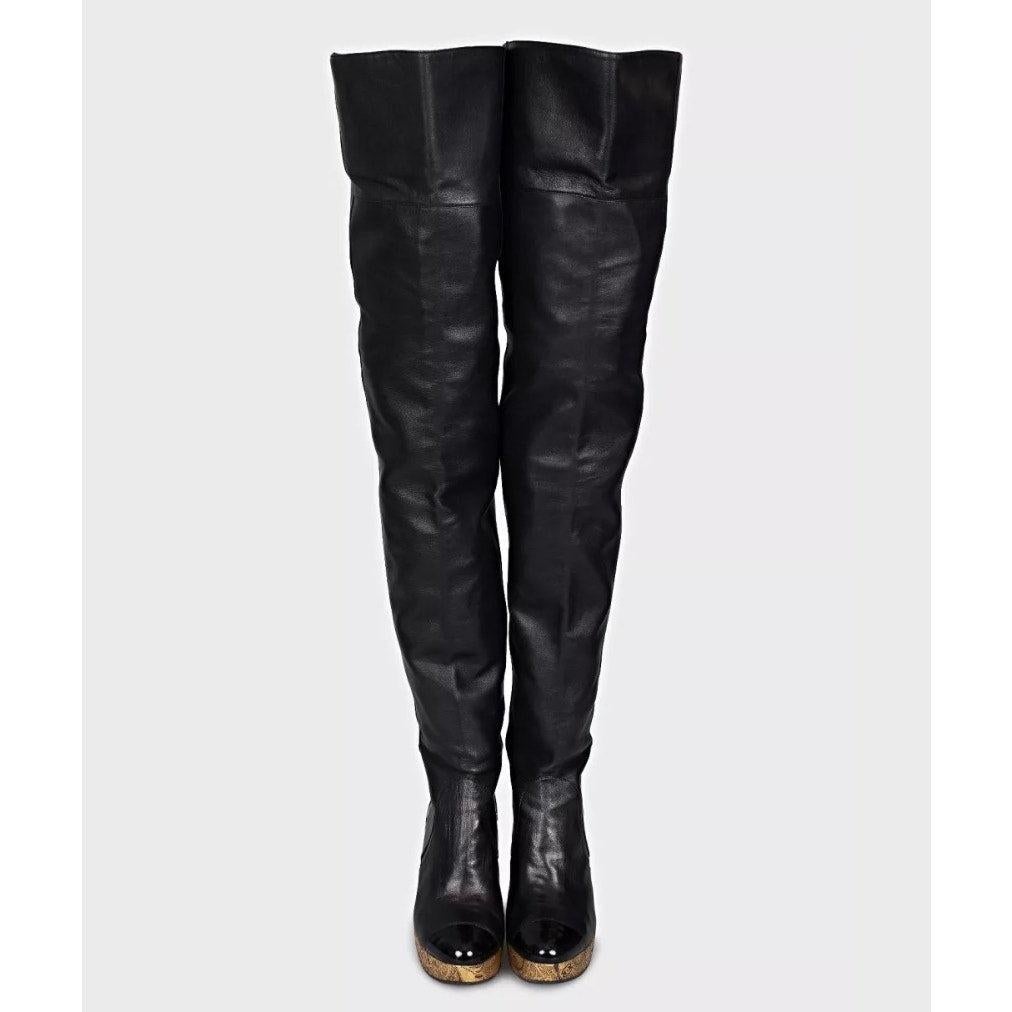 Sortez avec style grâce à ces chics bottes Chanel à hauteur du genou ! Fabriquées en cuir noir véritable, ces bottes sont dotées d'un confortable talon compensé doré, d'un bout rond classique et d'une fermeture à glissière latérale pratique. Ils