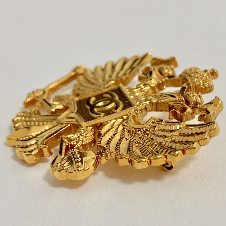 Superb brooch from CHANEL House, and from the collection of Métiers d'Art Paris-Moscow. Brooch representing a double-headed eagle. A Coat of Arms with a CC is at the center of the jewel.
Made in France, 2008-2009 collection.
This brooch is in very