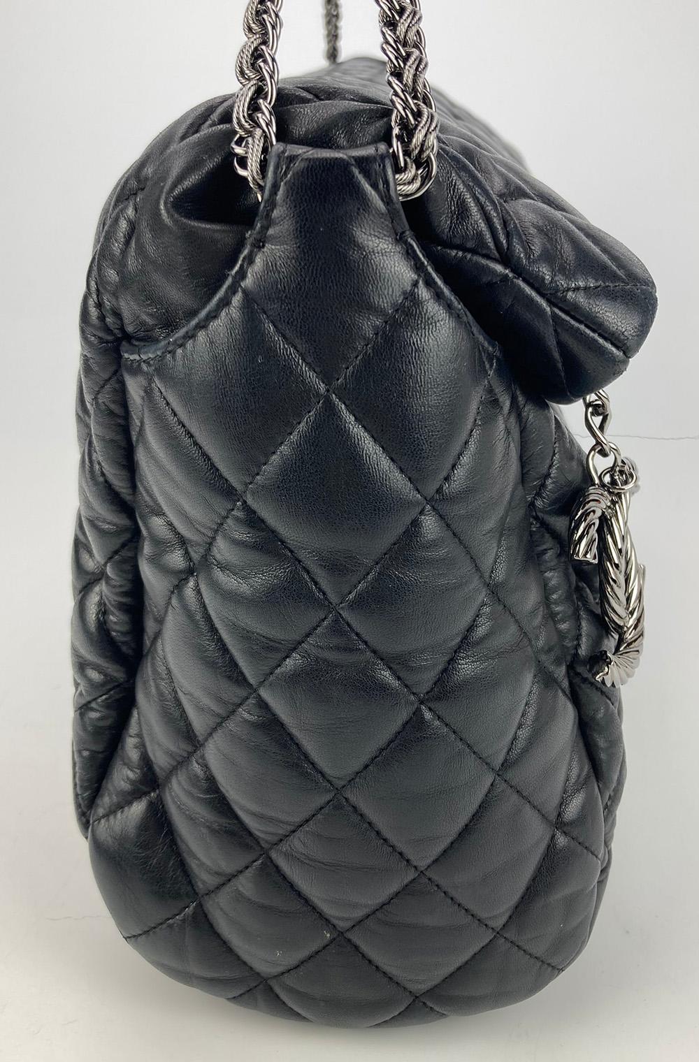 Chanel Paris-Moscow Red Square Kremlin Large Shoulder Bag in excellent condition. Black quilted leather exterior with unique quilted moscow scene along front side. Silver CC logo zip pull and matching braided chain shoulder strap. Top zipper closure