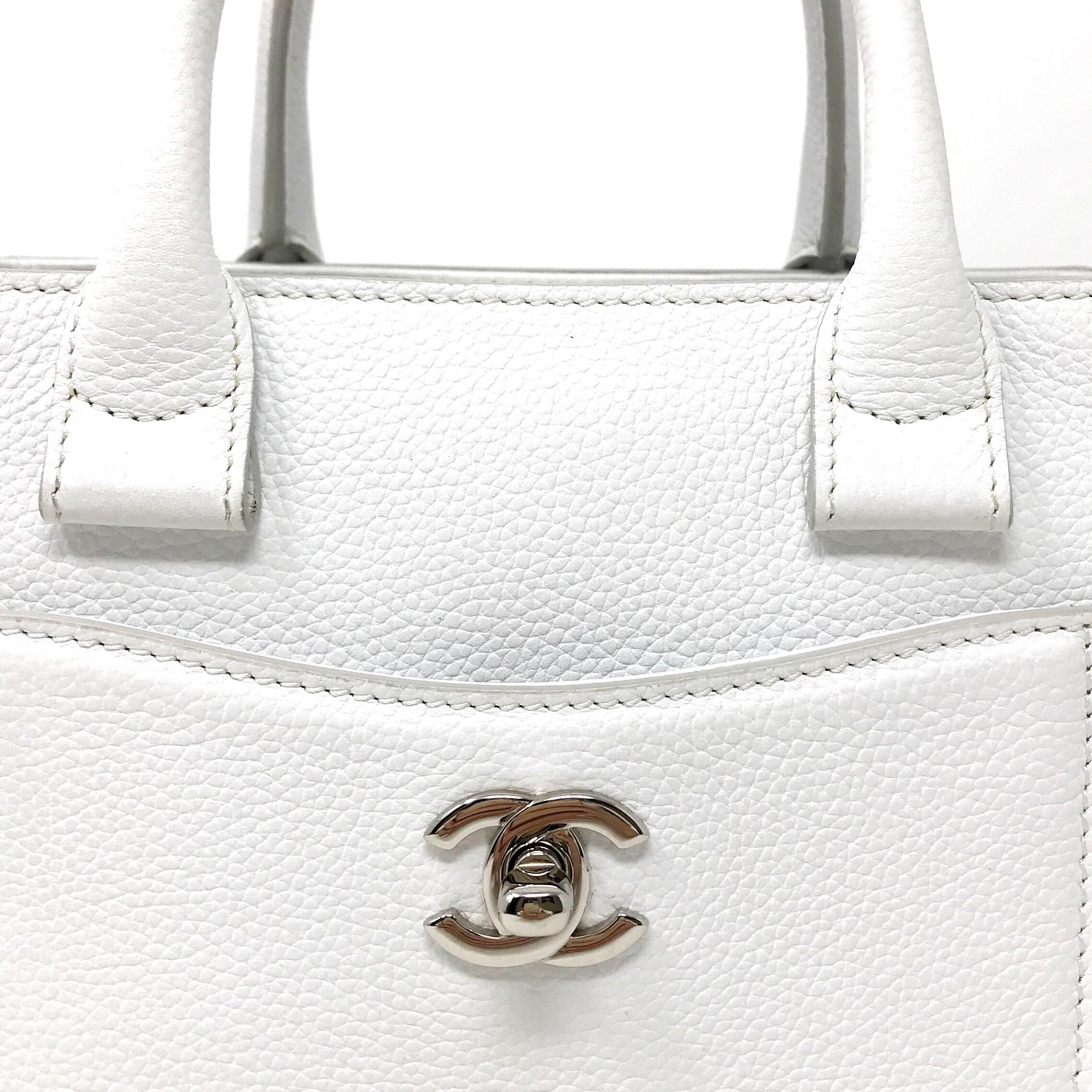 Chanel Nano Executive white Excellent condition with removable shoulder strap Silver accessories Year 2016/17 Dust-Bag card of authenticity
 Size 22x10 cm