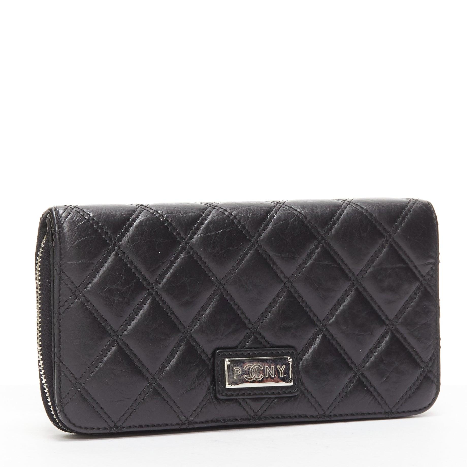 CHANEL Paris New York black quilted leather silver logo long zip wallet
Reference: NILI/A00048
Brand: Chanel
Designer: Karl Lagerfeld
Collection: Paris New York
Material: Leather
Color: Black, Silver
Pattern: Solid
Closure: Zip
Lining: Green