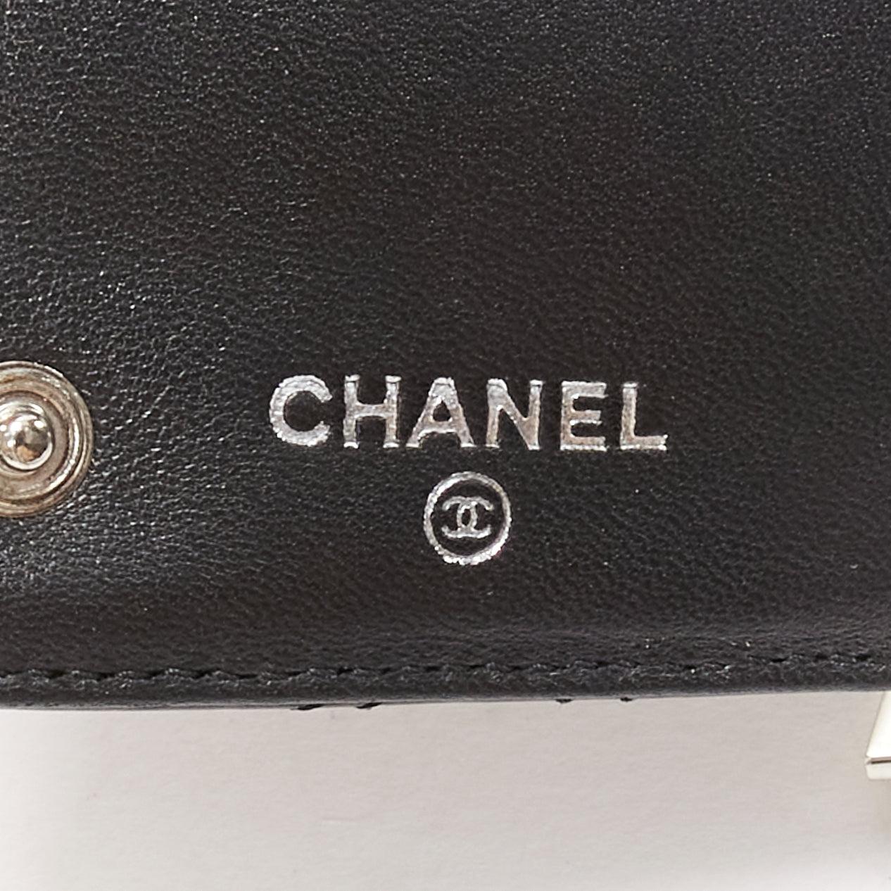 CHANEL Paris New York Schwarzes langes gestepptes Leder-Silber-Logo mit Reißverschluss und silbernem Logo im Angebot 4