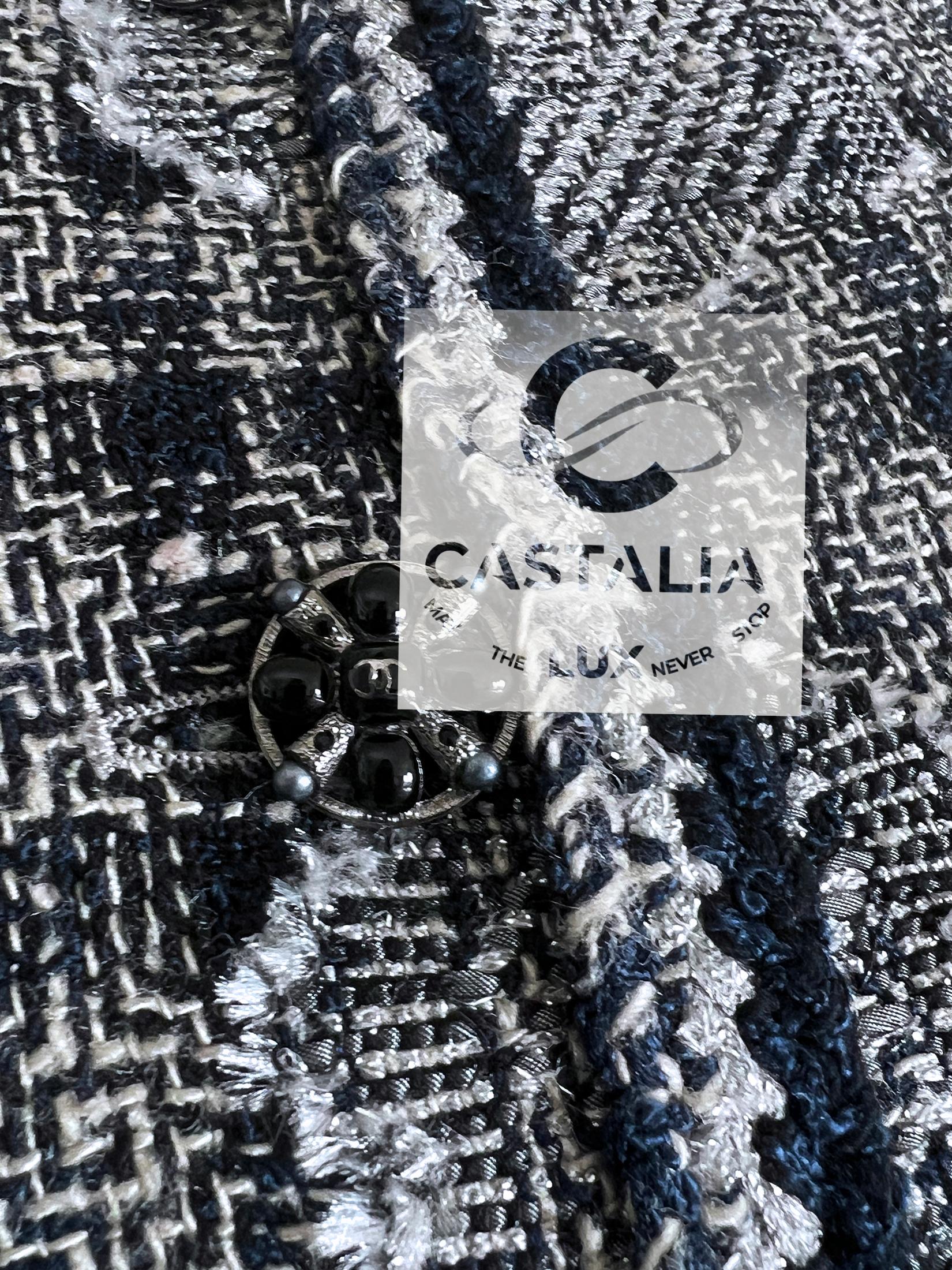Chanel Paris / New-York Giacca da collezione in tweed con camelie 38 FR in vendita 5