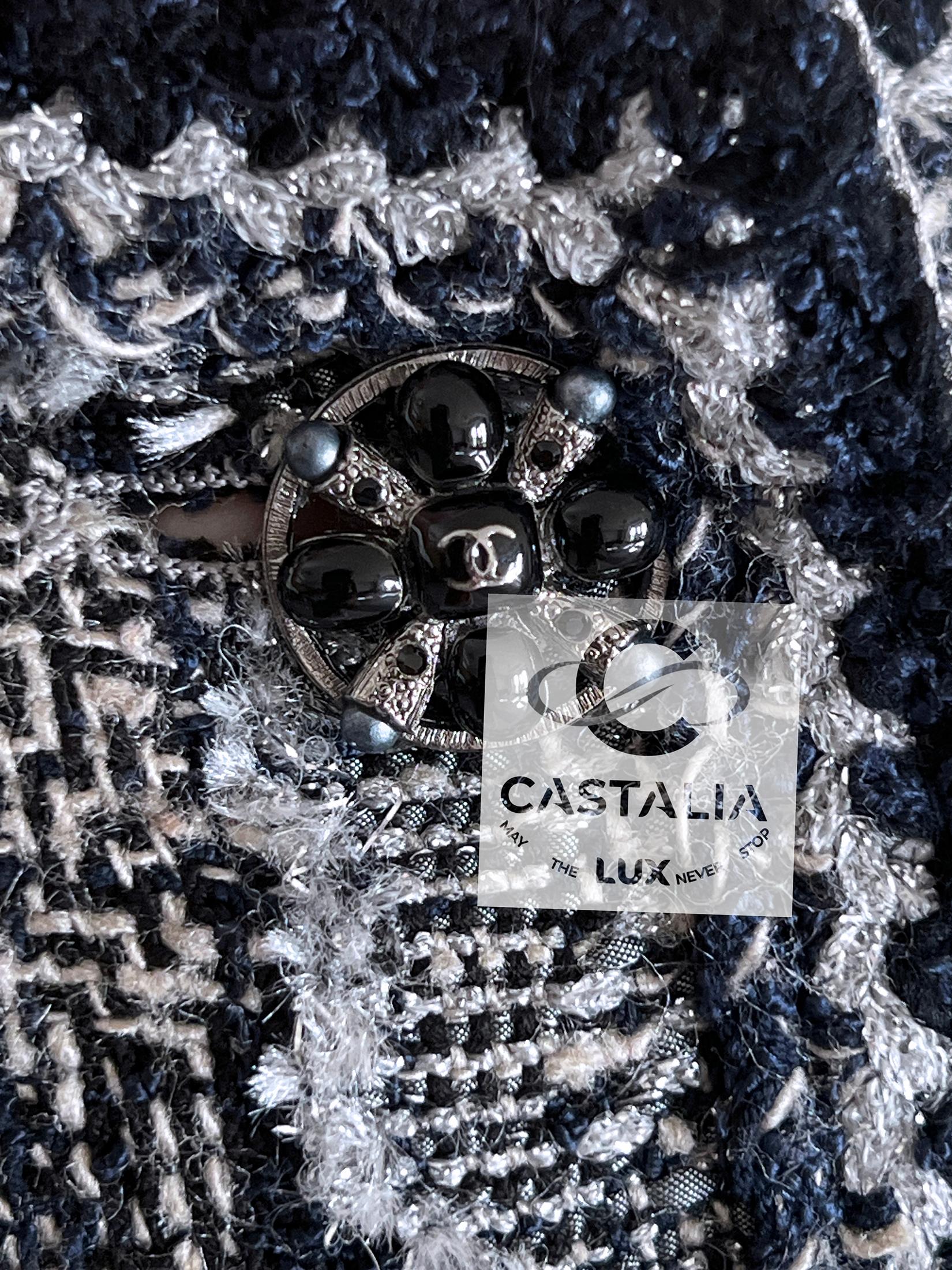 Chanel Paris / New-York Collectors Tweed Jacket with Camellias 38 FR en venta 7